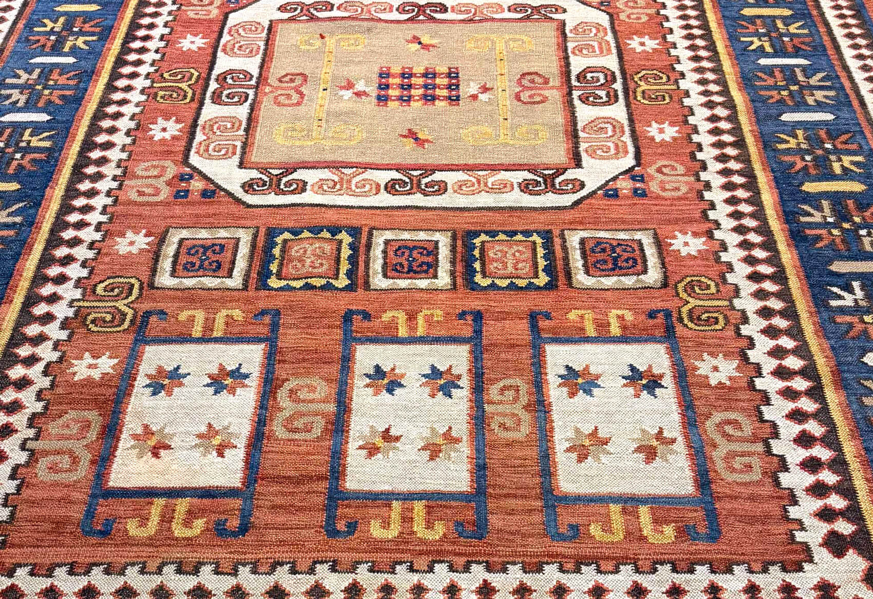 Kilim e os Tapetes Geométricos: a força da simplicidade ancestral