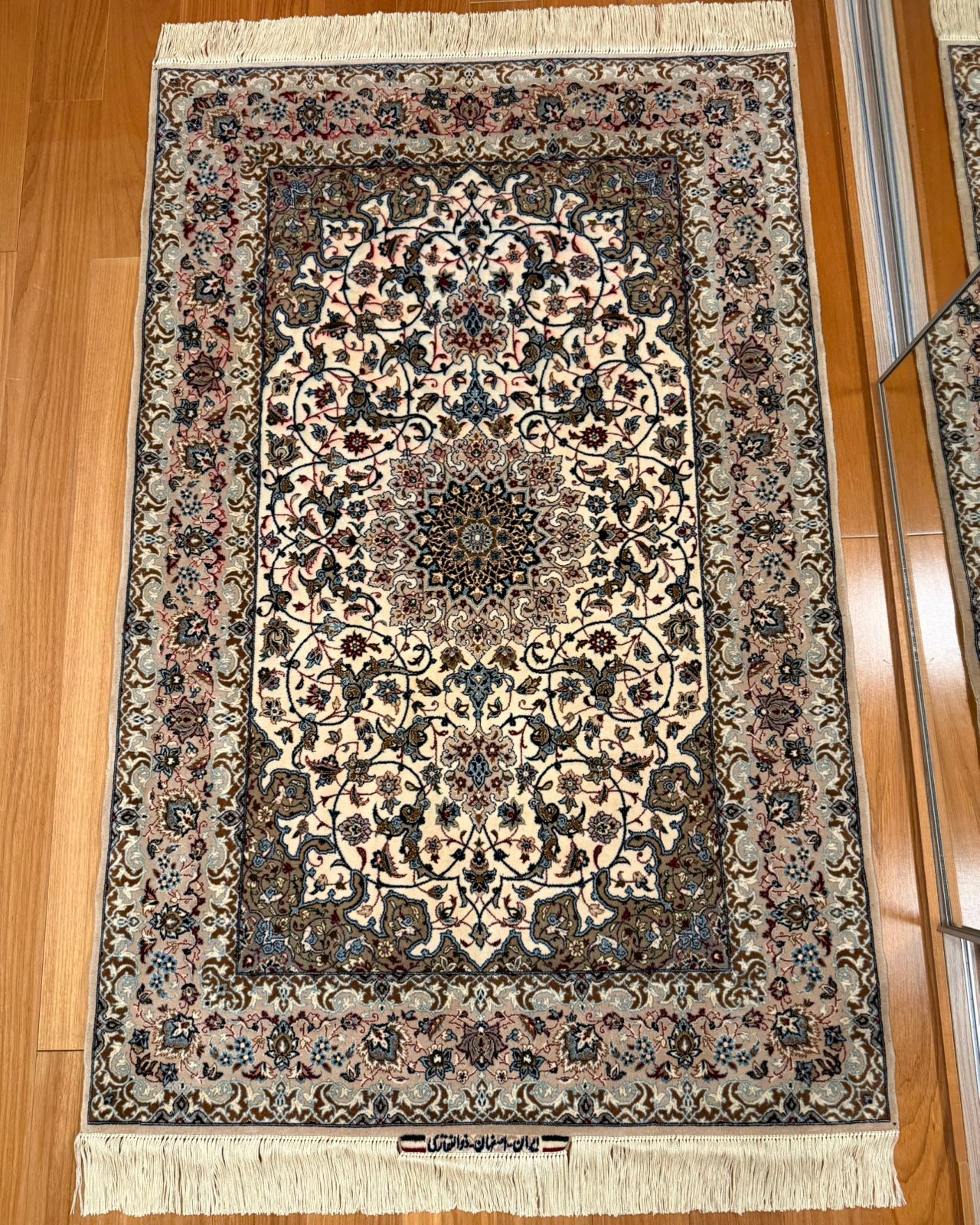 Tapete Persa Isfahan Assinado – Medalhão Central Extra Fino