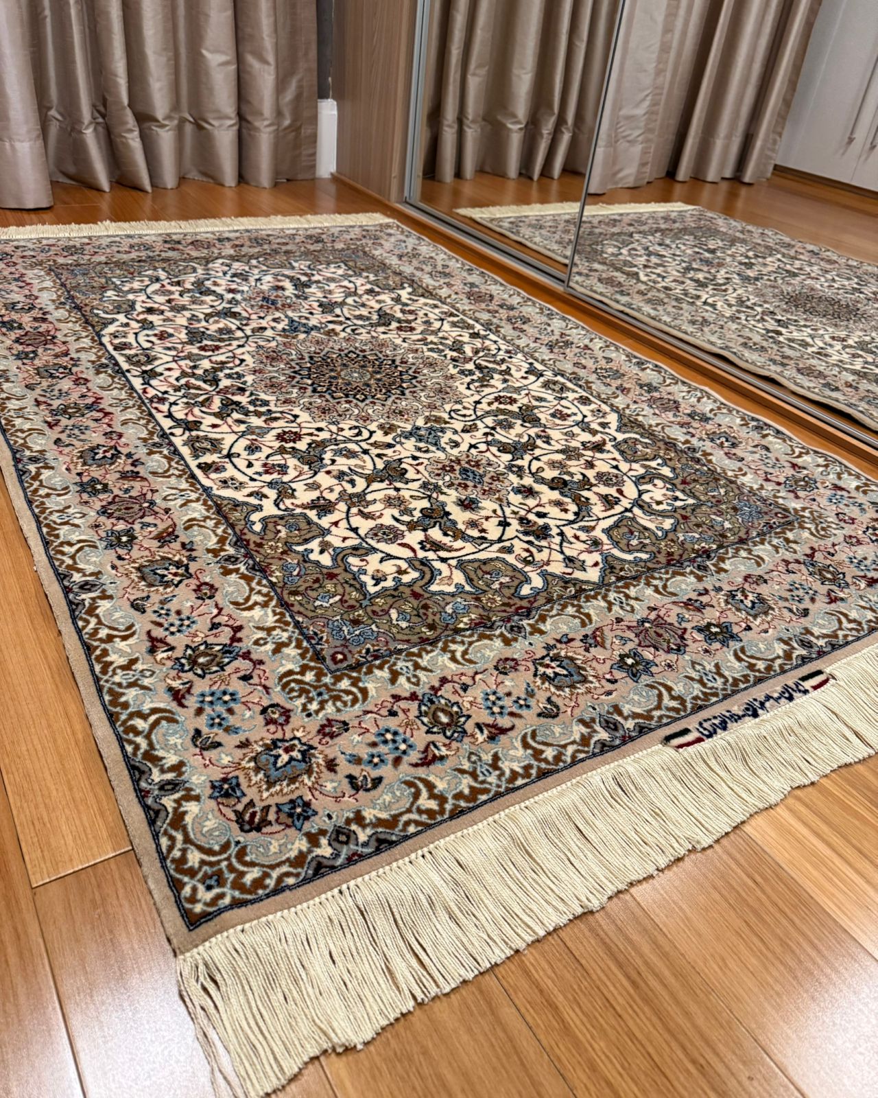 Tapete Persa Isfahan Assinado – Medalhão Central Extra Fino
