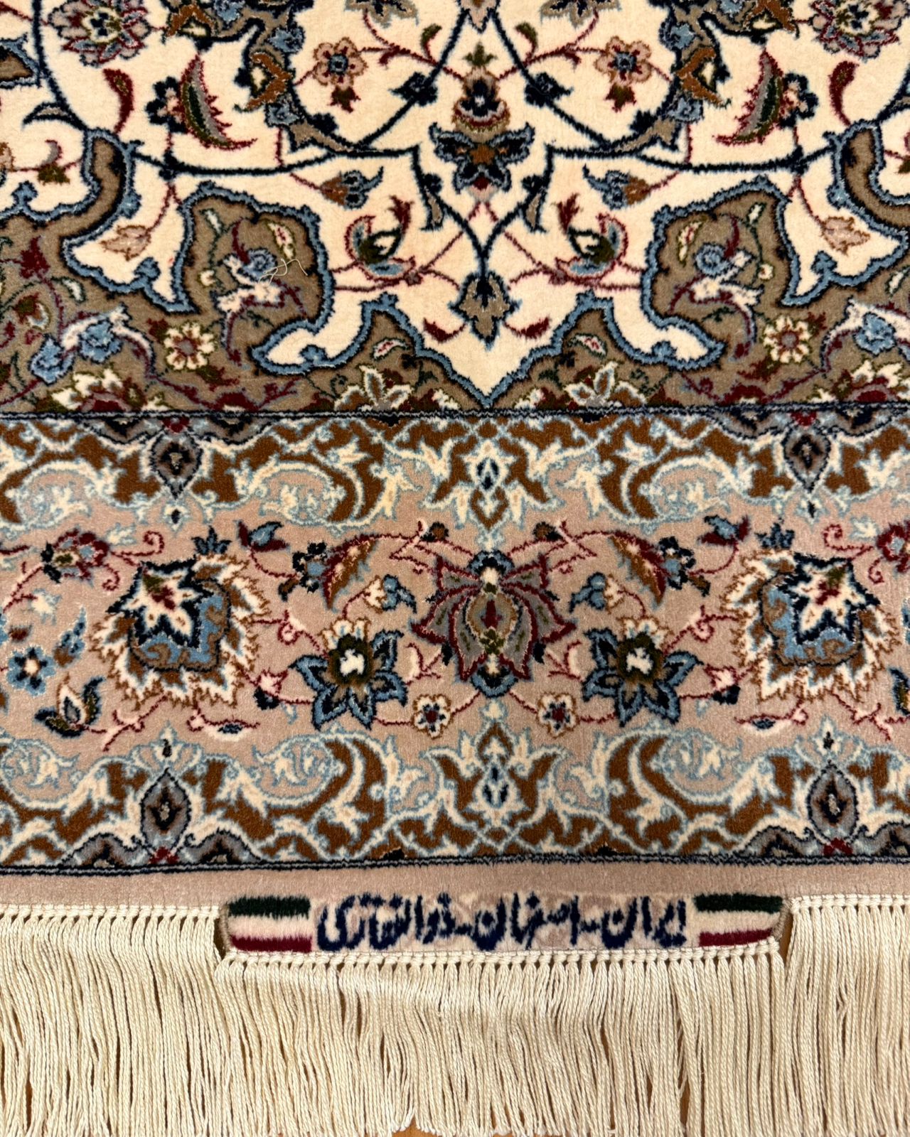 Tapete Persa Isfahan Assinado – Medalhão Central Extra Fino