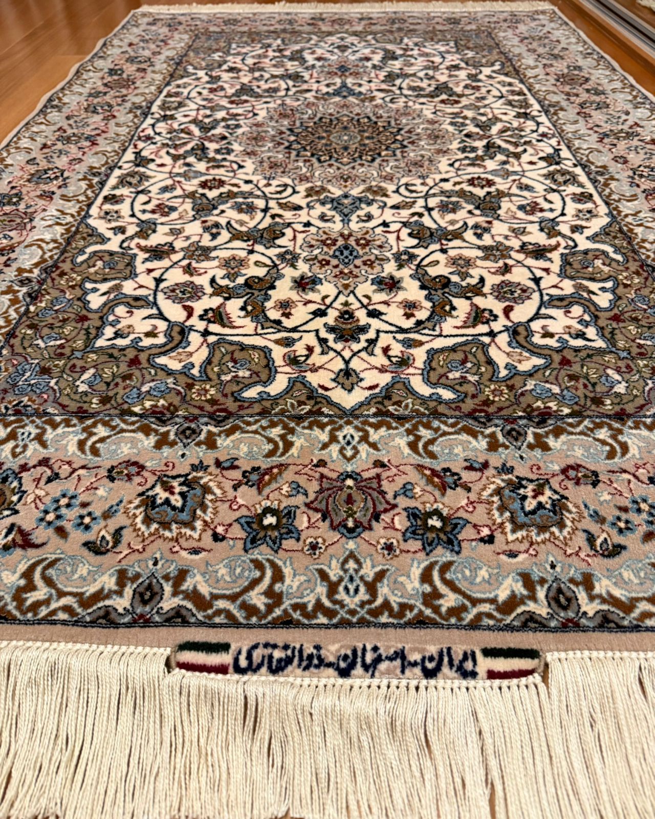Tapete Persa Isfahan Assinado – Medalhão Central Extra Fino