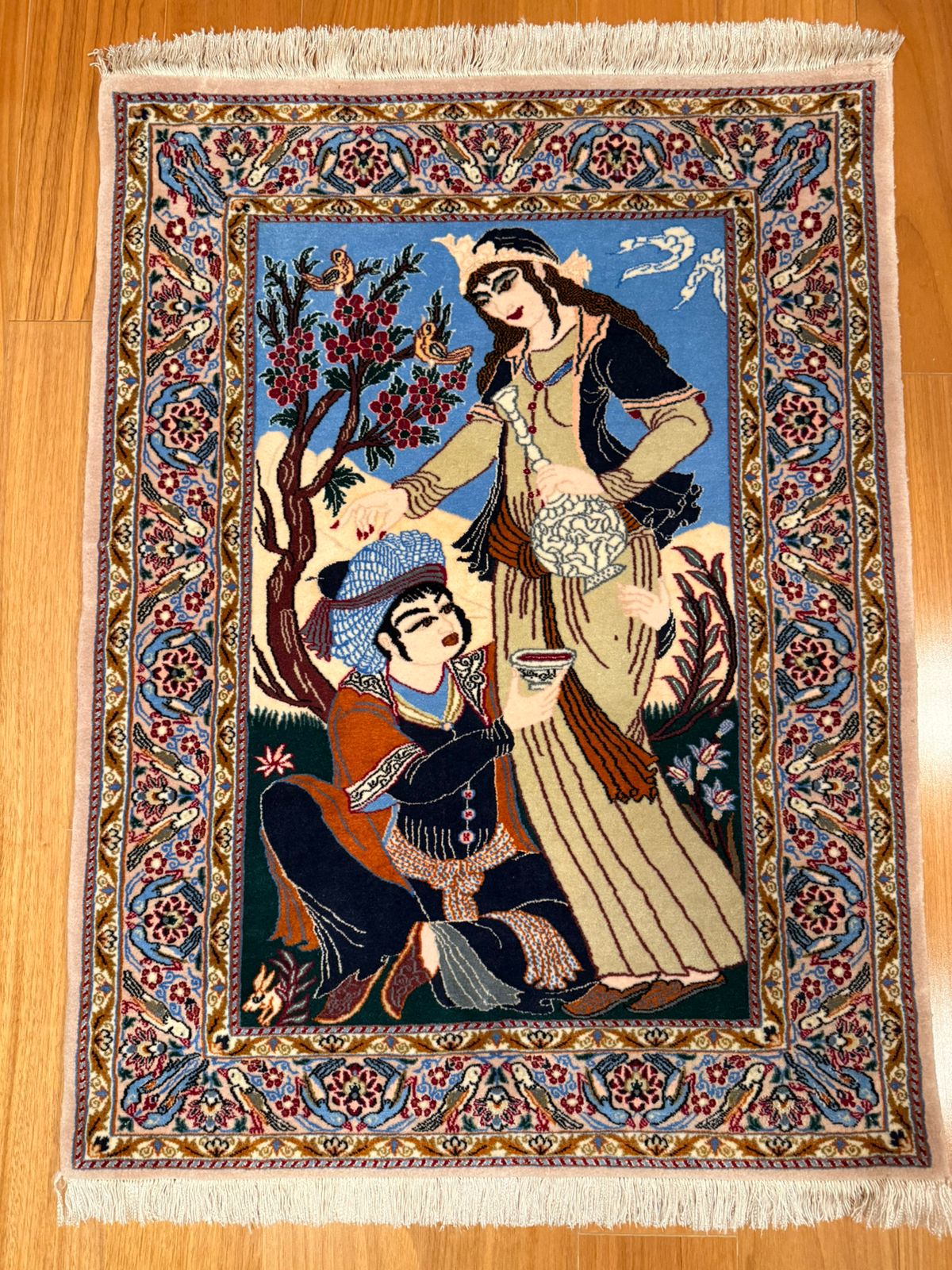 Tapete Persa Isfahan – Cena Figurativa com Poética Persa