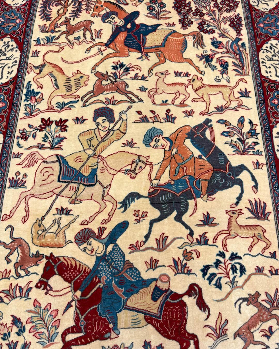 Tapete Persa Ghom Figurativo (Cena de Caça) 157x104cm