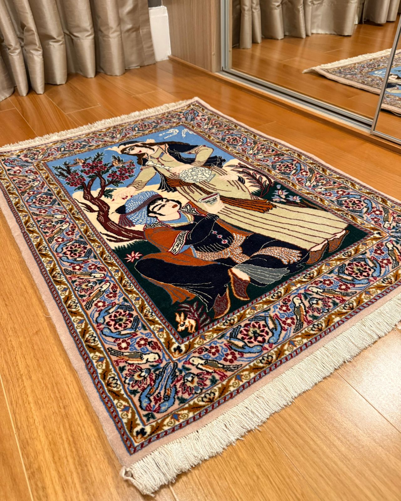 Tapete Persa Isfahan – Cena Figurativa com Poética Persa