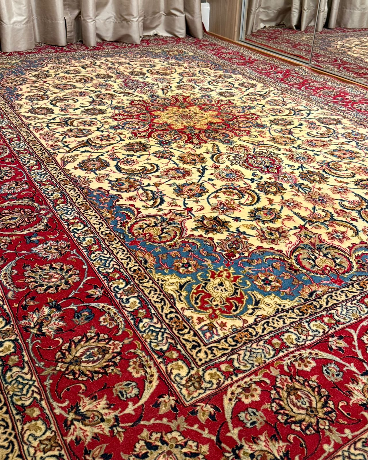 Tapete Persa Isfahan Assinado – Obra-Prima de Luxo