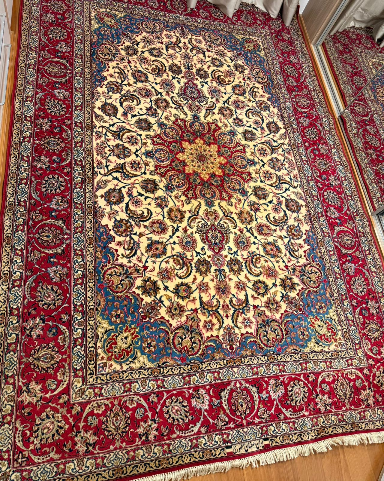 Tapete Persa Isfahan Assinado – Obra-Prima de Luxo