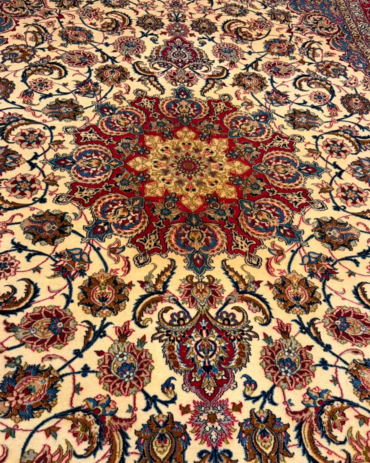 Tapete Persa Isfahan Assinado – Obra-Prima de Luxo
