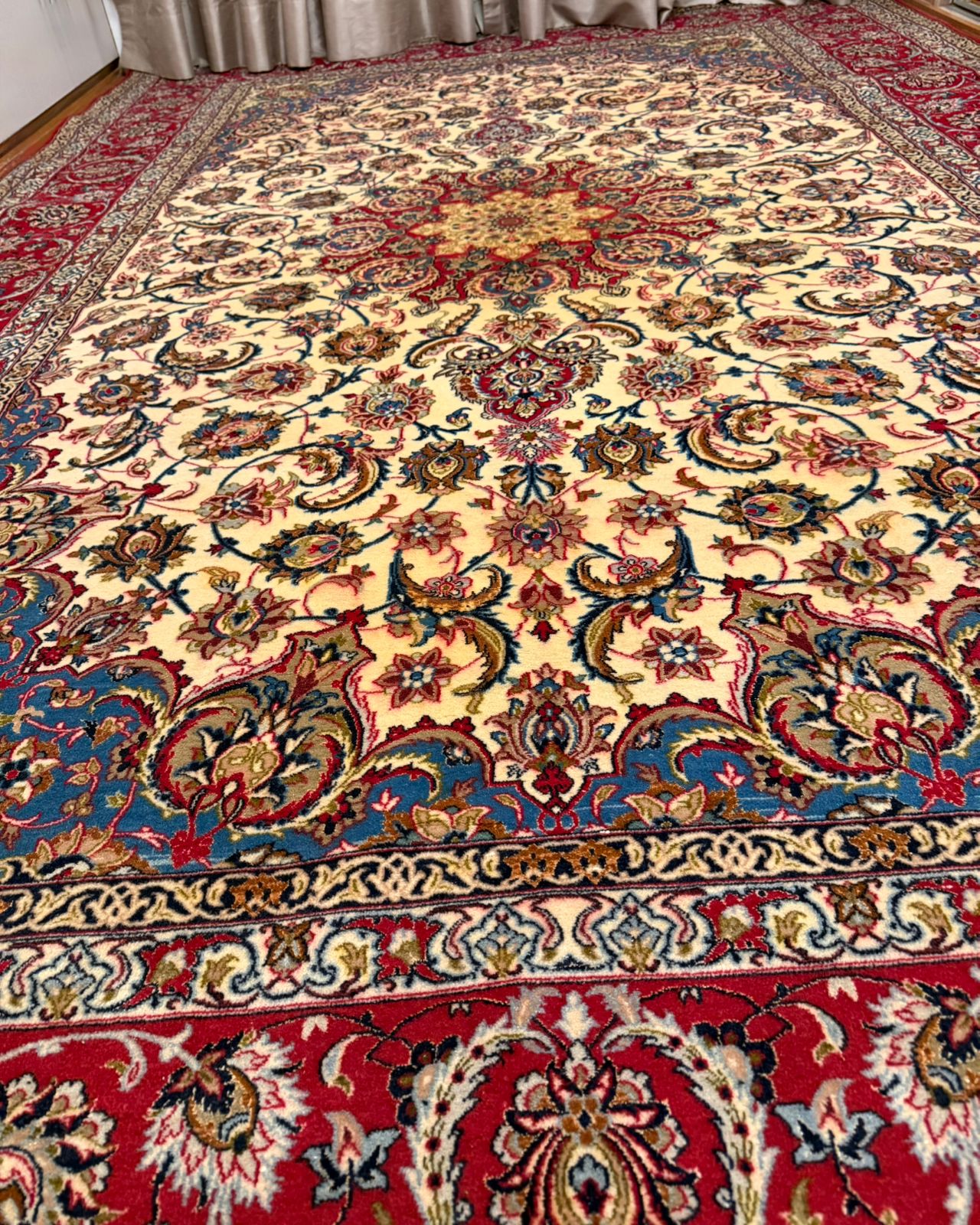 Tapete Persa Isfahan Assinado – Obra-Prima de Luxo