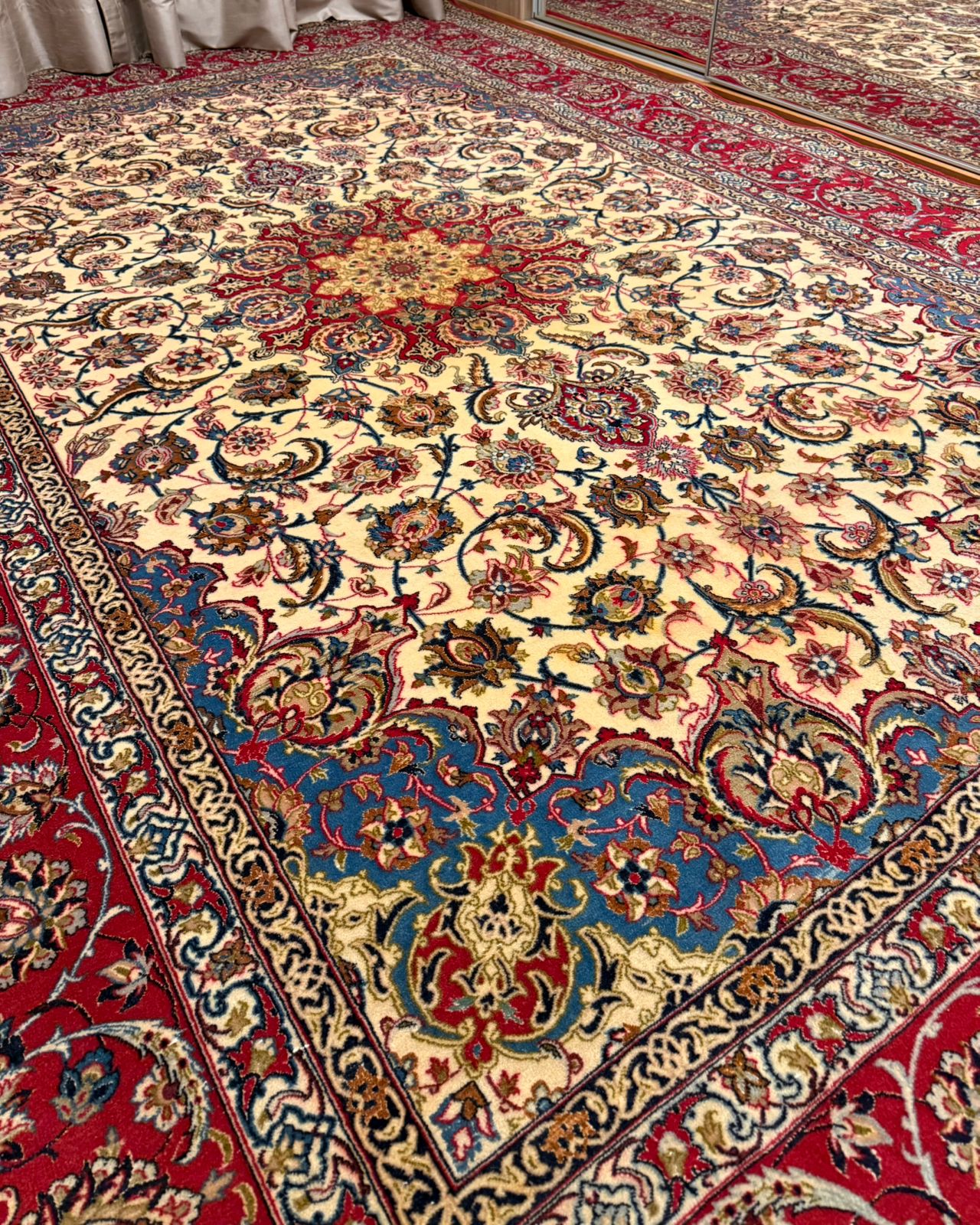 Tapete Persa Isfahan Assinado – Obra-Prima de Luxo