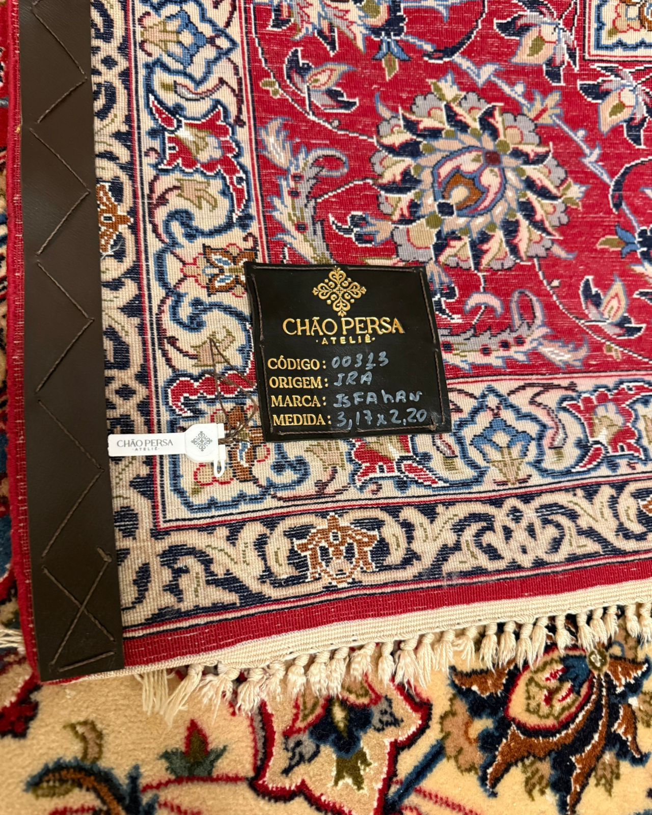 Tapete Persa Isfahan Assinado – Obra-Prima de Luxo
