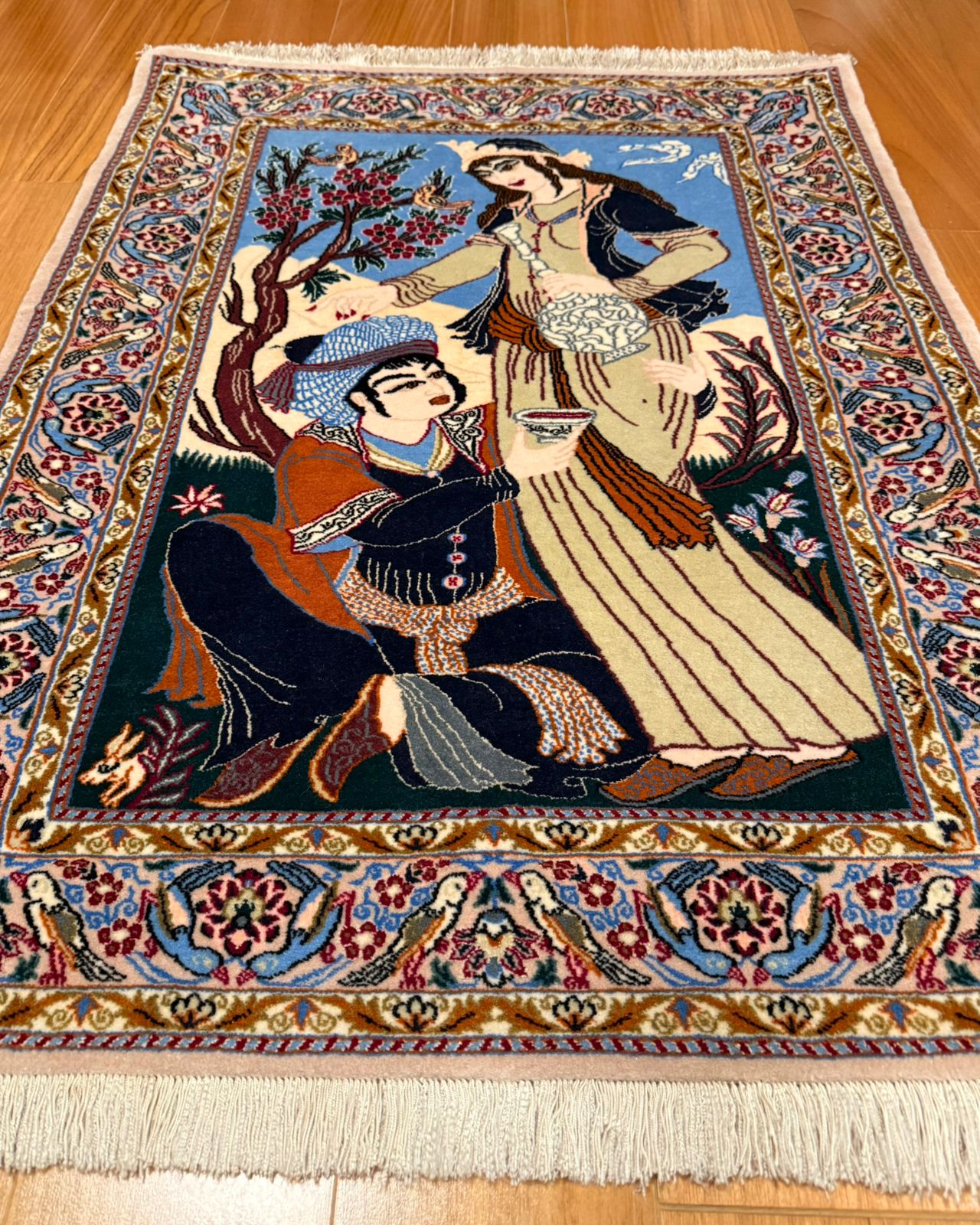 Tapete Persa Isfahan – Cena Figurativa com Poética Persa