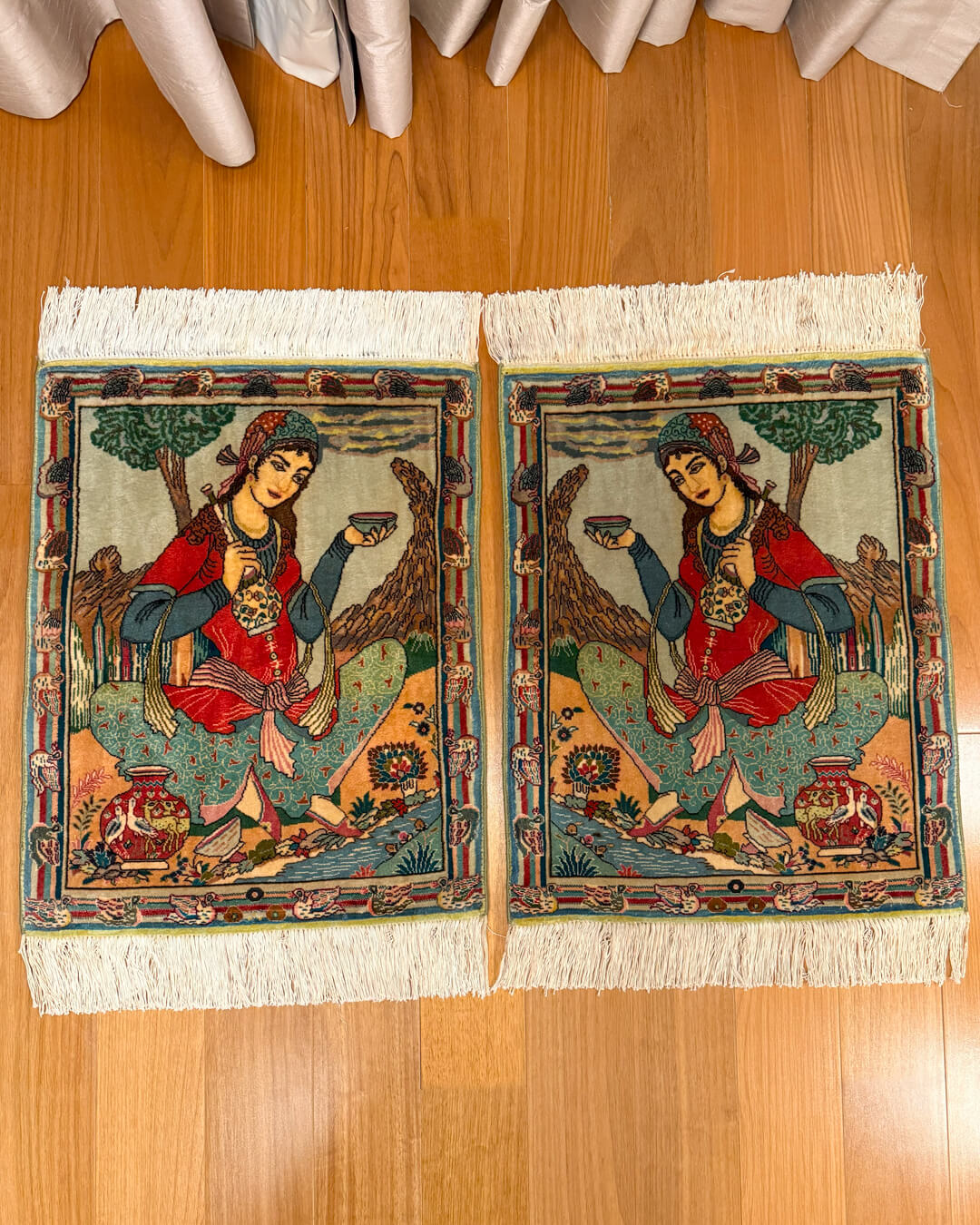 Par de Tapetes Persas Tabriz Figurativos 70x56cm