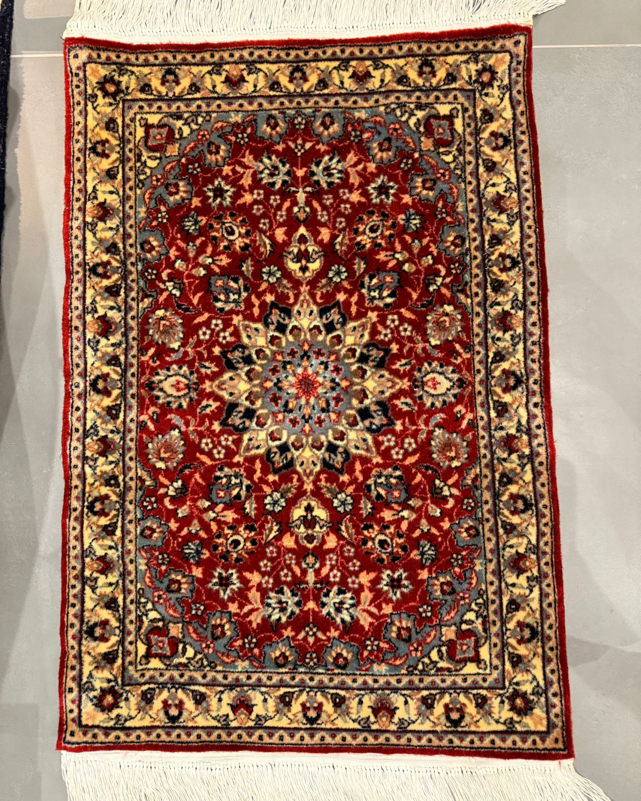 Tapete Isfahan – Miniatura Decorativa em Lã e Seda