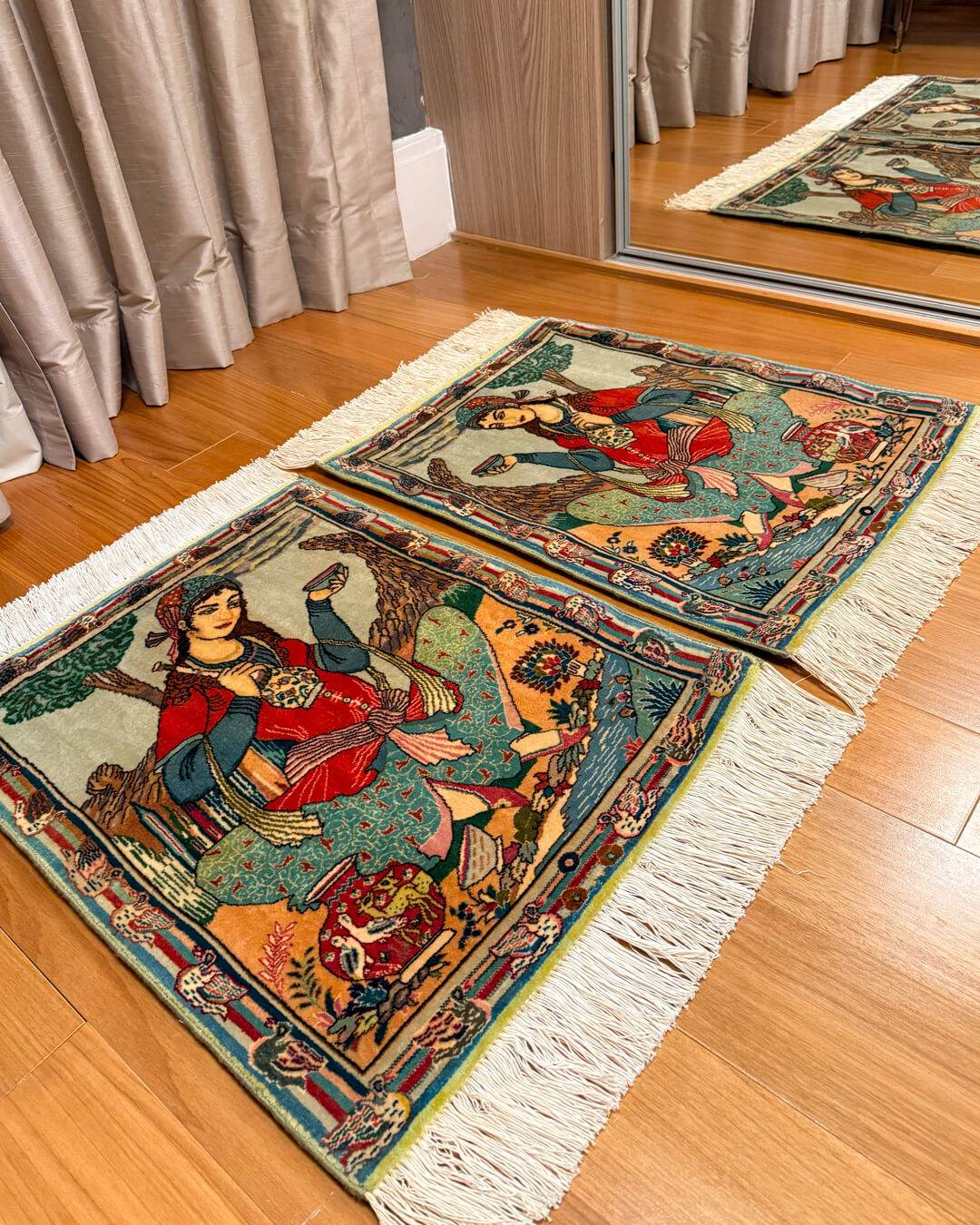Par de Tapetes Persas Tabriz Figurativos 70x56cm