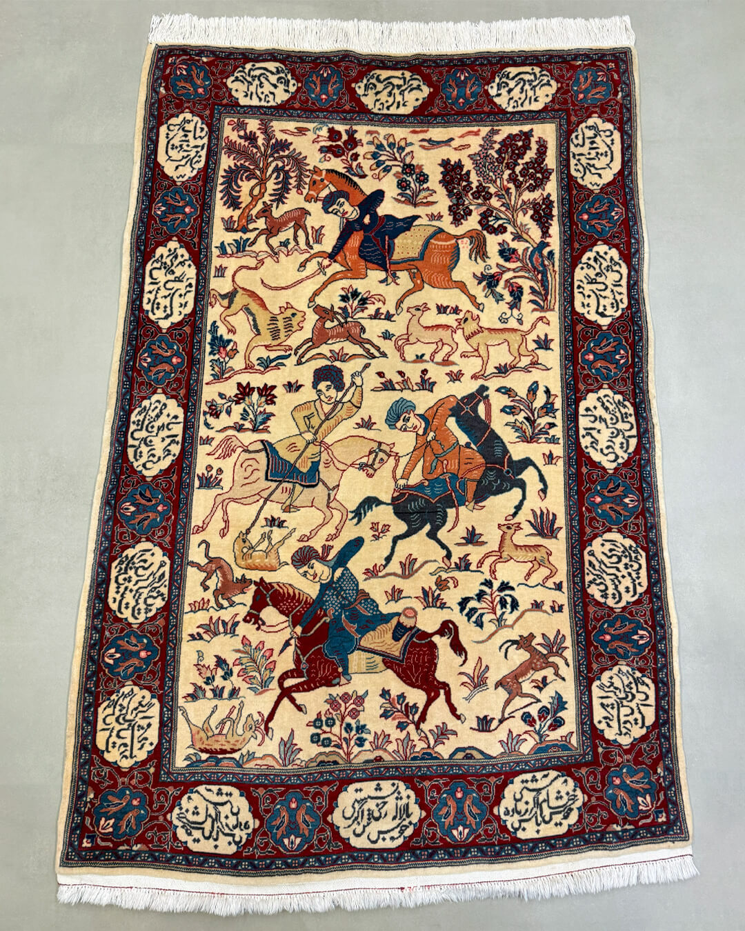 Tapete Persa Ghom Figurativo (Cena de Caça) 157x104cm