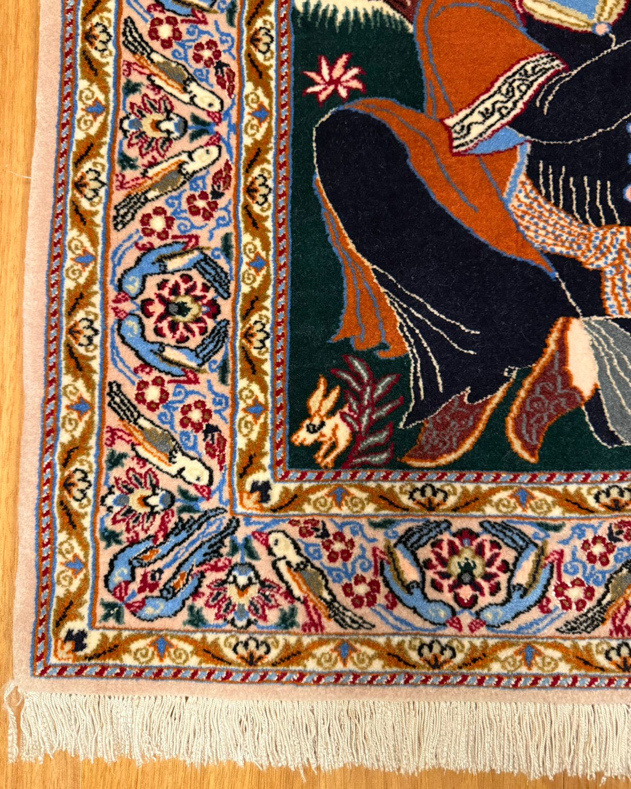 Tapete Persa Isfahan – Cena Figurativa com Poética Persa