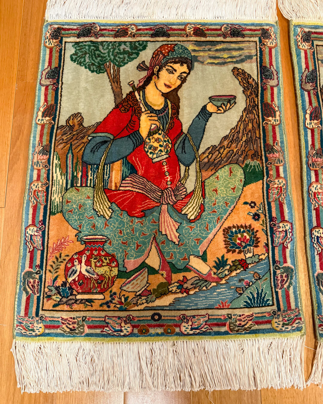 Par de Tapetes Persas Tabriz Figurativos 70x56cm
