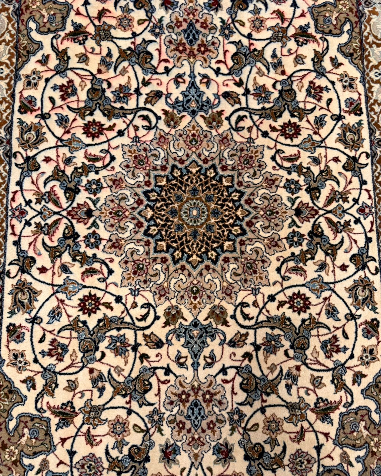 Tapete Persa Isfahan Assinado – Medalhão Central Extra Fino
