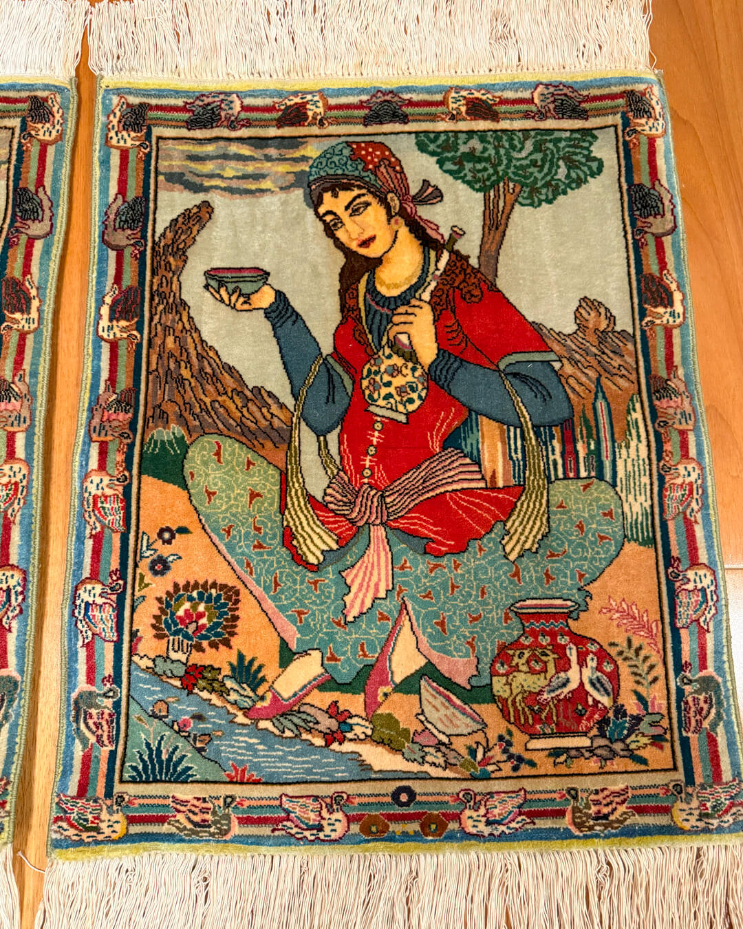 Par de Tapetes Persas Tabriz Figurativos 70x56cm