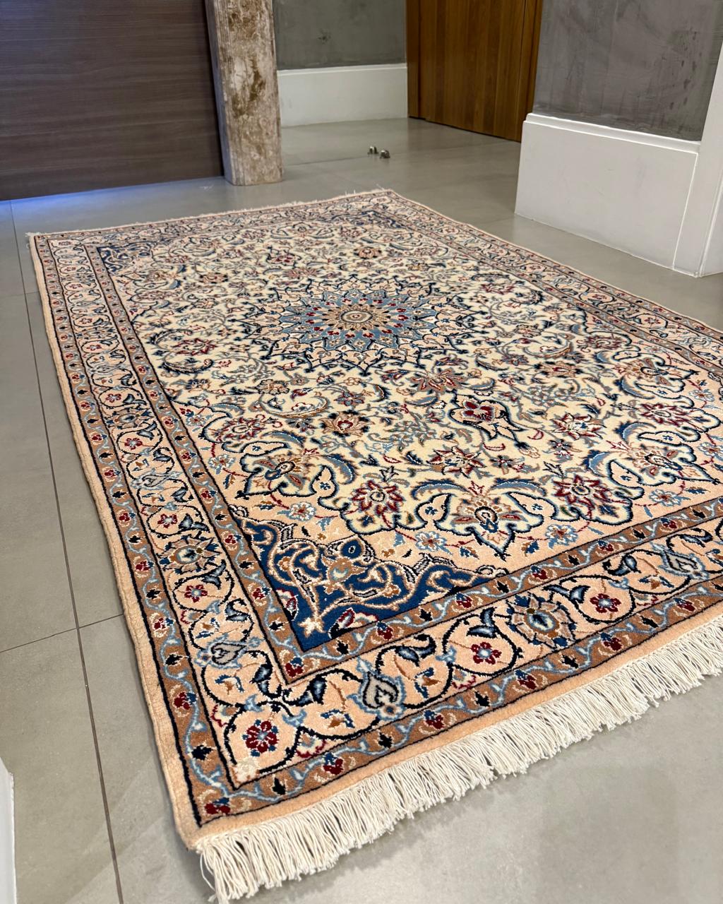 Tapete Persa Nain – Elegância e Precisão Iraniana 1.96 x 1.19 m