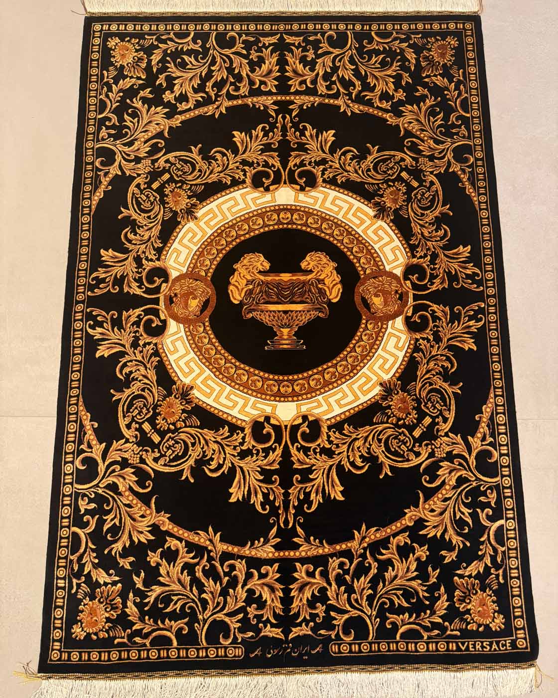 Tapete Persa Ghom (Qom) em Seda Assinado (Edição Especial Versace) - 1,50×1,00m