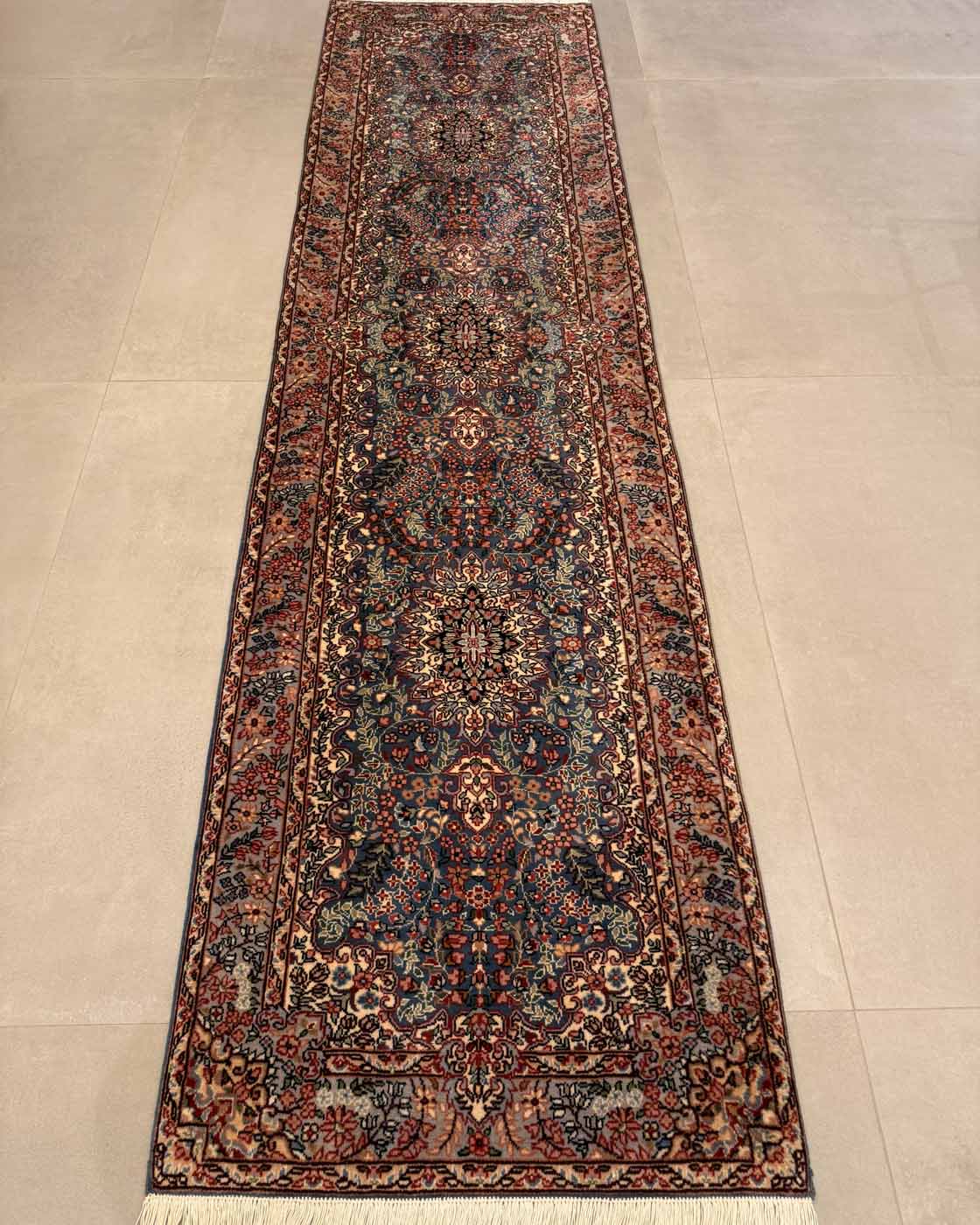 Tapete Persa Kirman Clássico (Medalhão Central Azul Profundo) - 3,07×0,80m