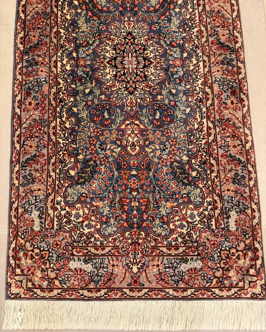 Tapete Persa Kirman Clássico (Medalhão Central Azul Profundo) - 3,07×0,80m