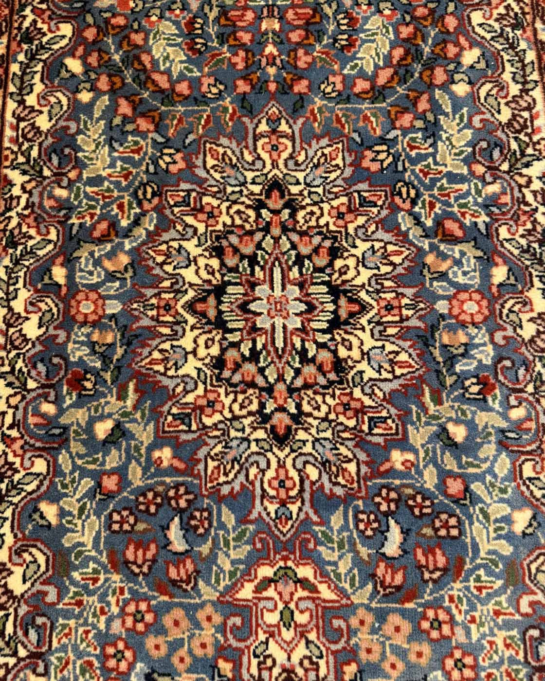 Tapete Persa Kirman Clássico (Medalhão Central Azul Profundo) - 3,07×0,80m