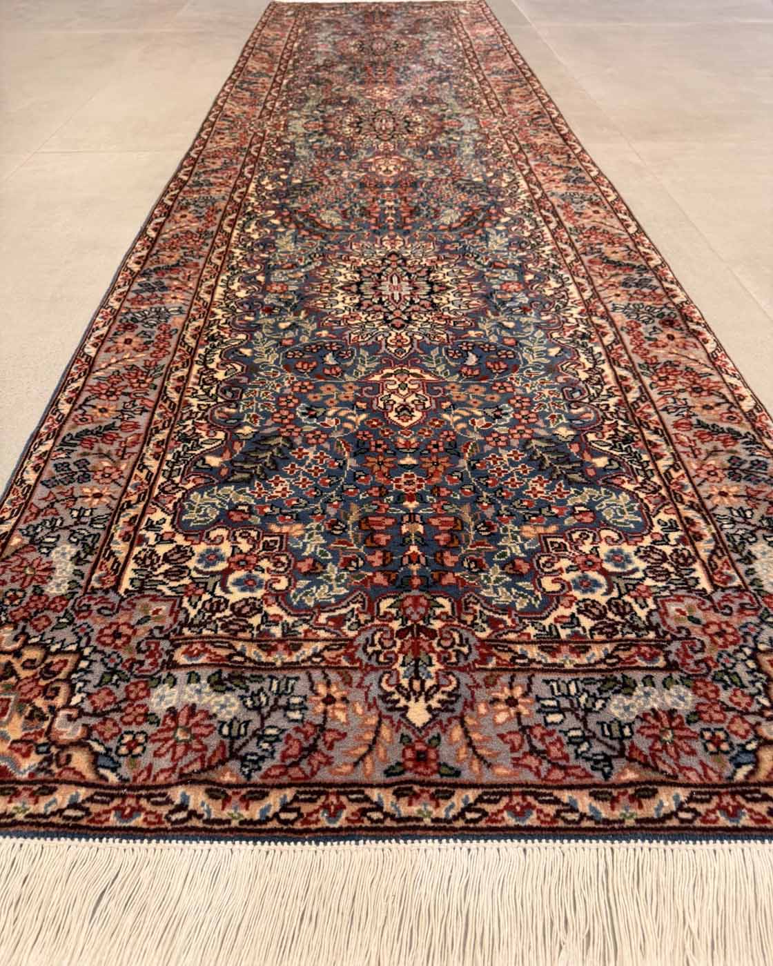 Tapete Persa Kirman Clássico (Medalhão Central Azul Profundo) - 3,07×0,80m