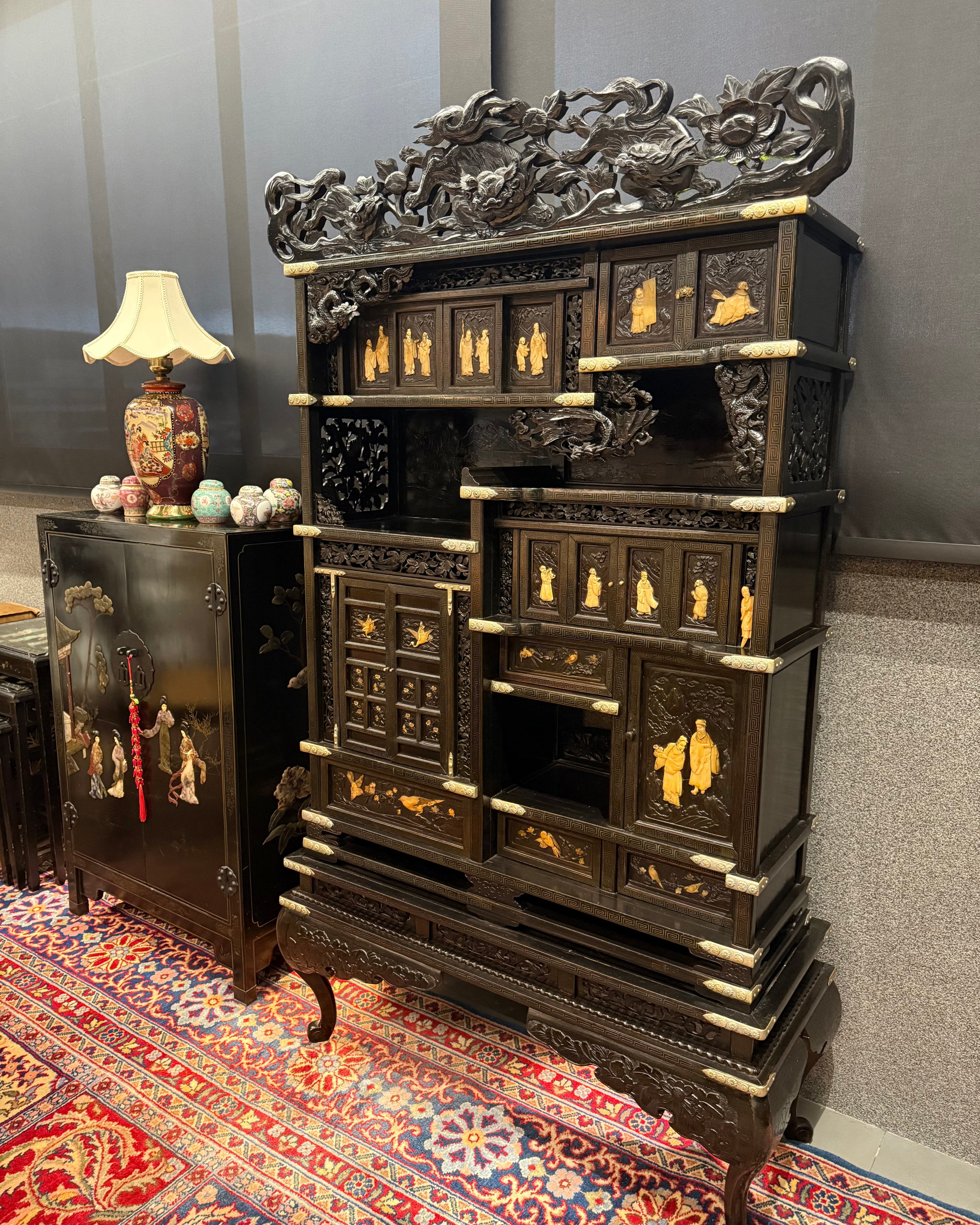 Gabinete Orienta Chinoiserie em Madeira Laqueada – Dragões, Imortais e Marchetaria em Ouro