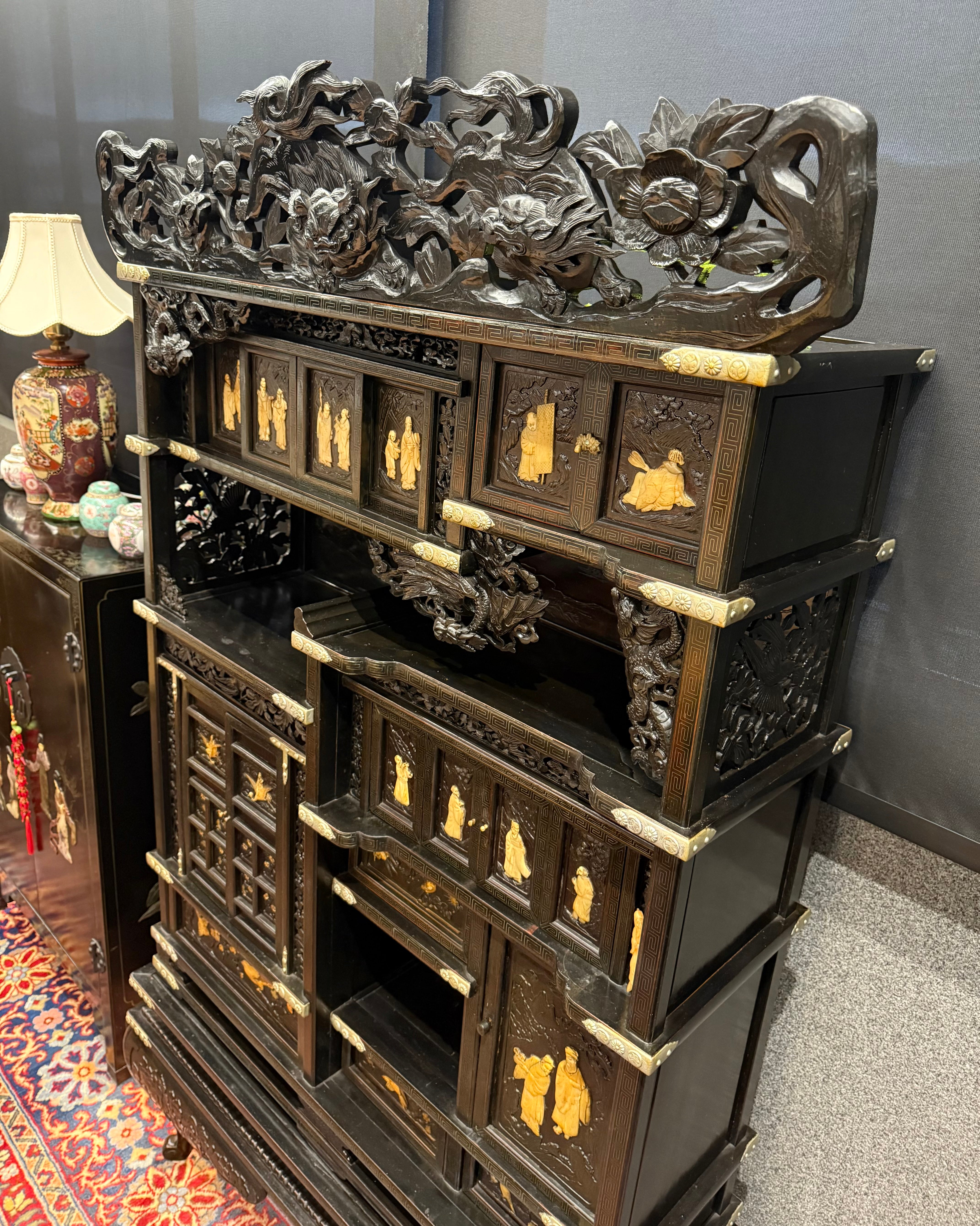 Gabinete Orienta Chinoiserie em Madeira Laqueada – Dragões, Imortais e Marchetaria em Ouro