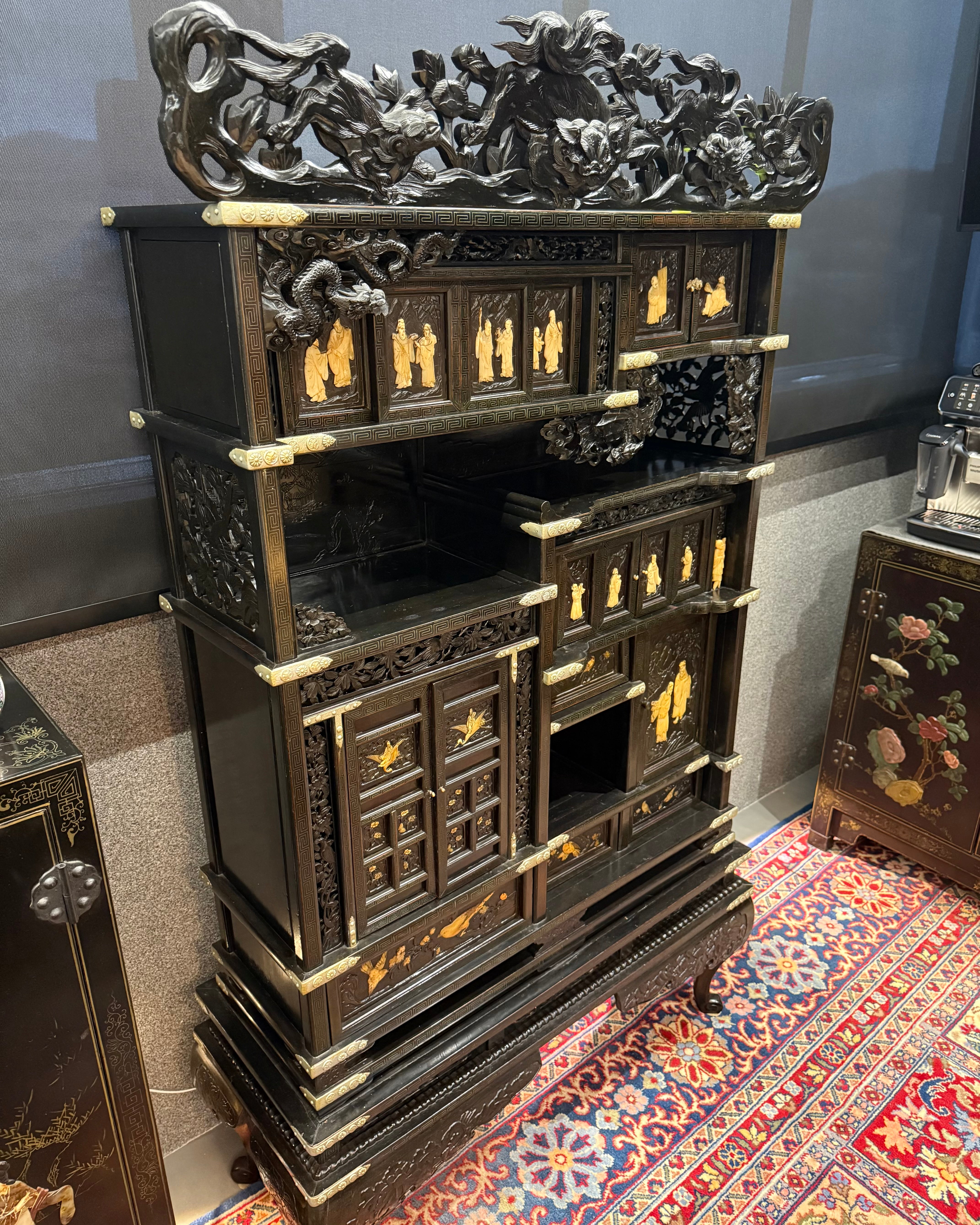 Gabinete Orienta Chinoiserie em Madeira Laqueada – Dragões, Imortais e Marchetaria em Ouro