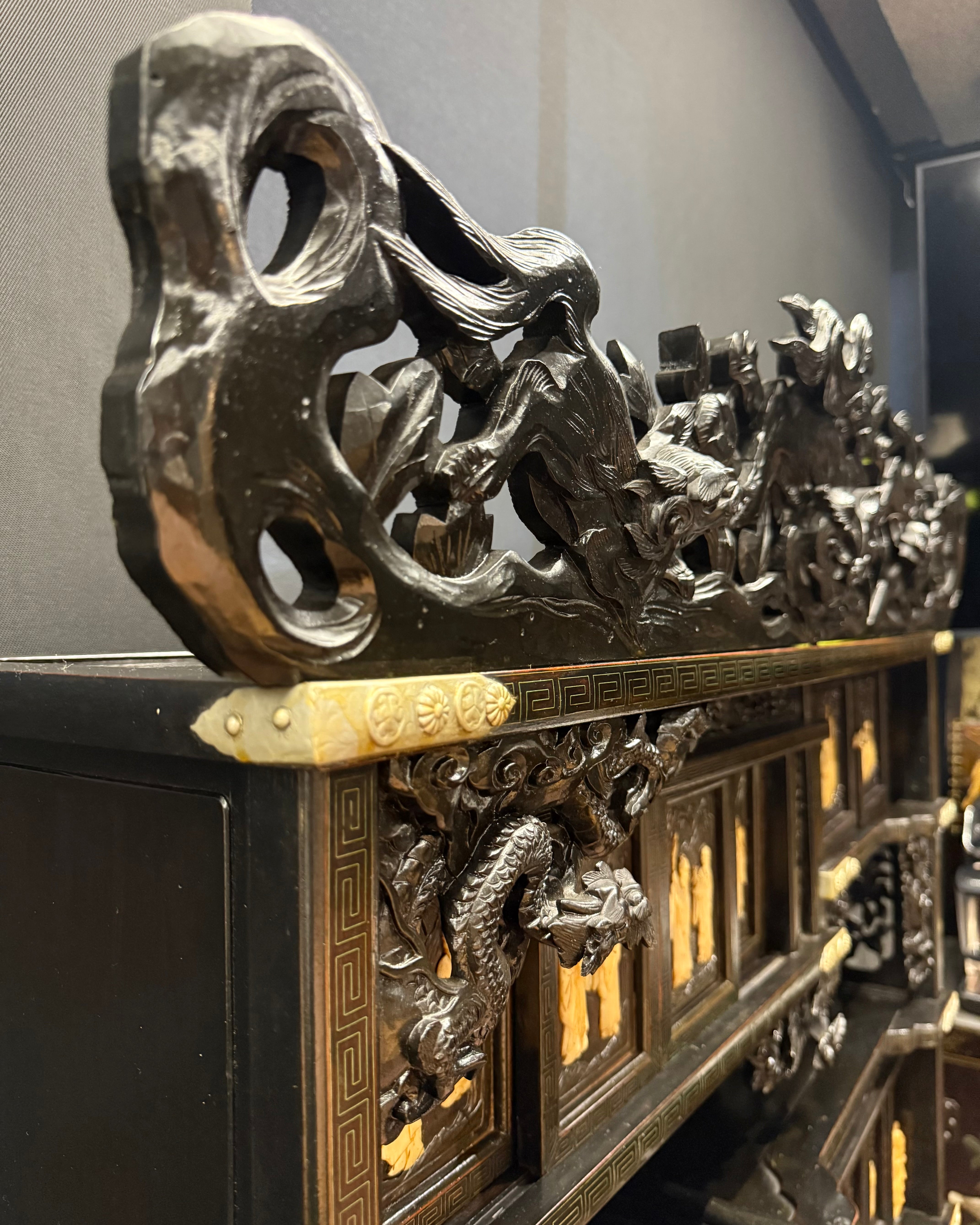 Gabinete Orienta Chinoiserie em Madeira Laqueada – Dragões, Imortais e Marchetaria em Ouro