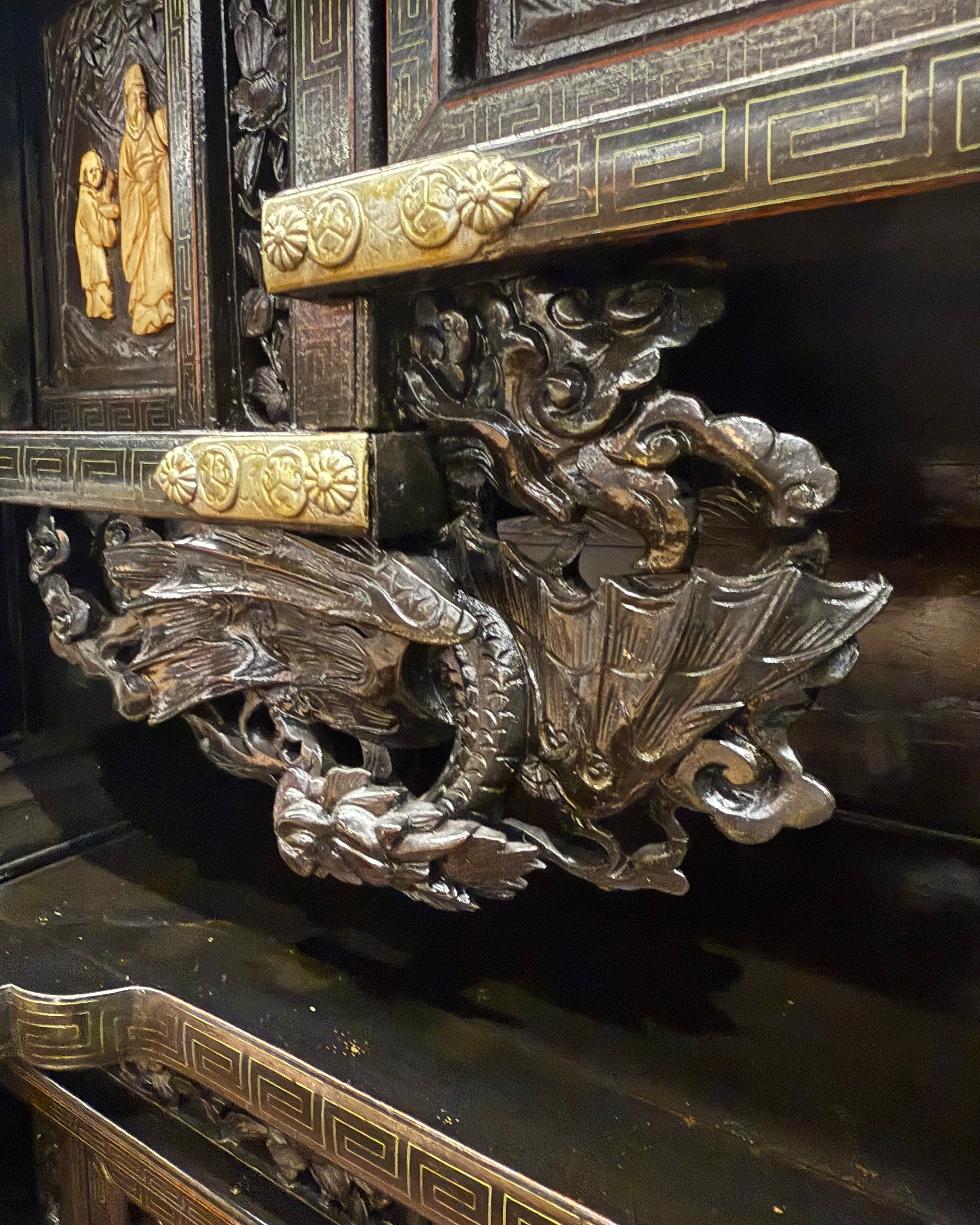 Gabinete Orienta Chinoiserie em Madeira Laqueada – Dragões, Imortais e Marchetaria em Ouro