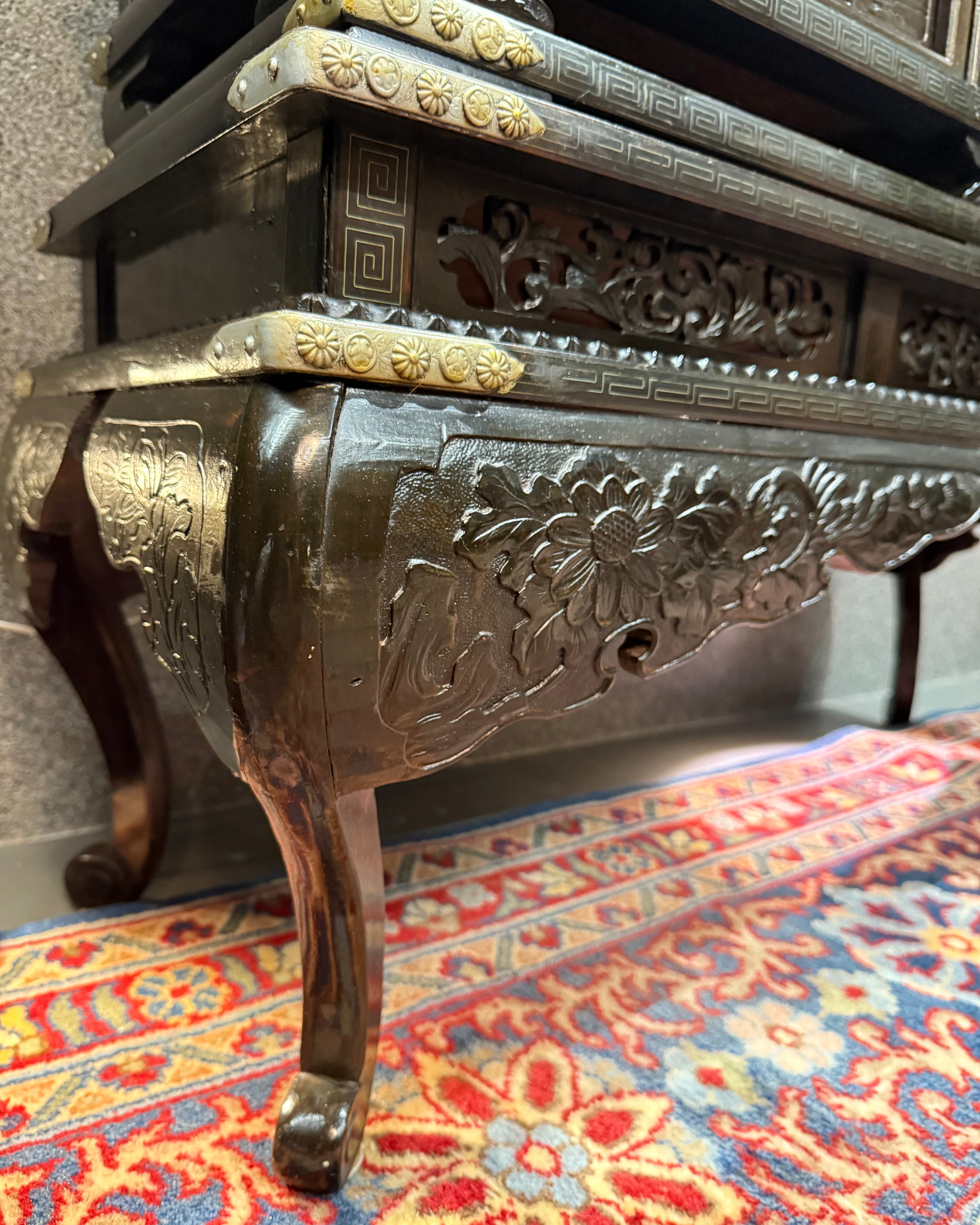 Gabinete Orienta Chinoiserie em Madeira Laqueada – Dragões, Imortais e Marchetaria em Ouro