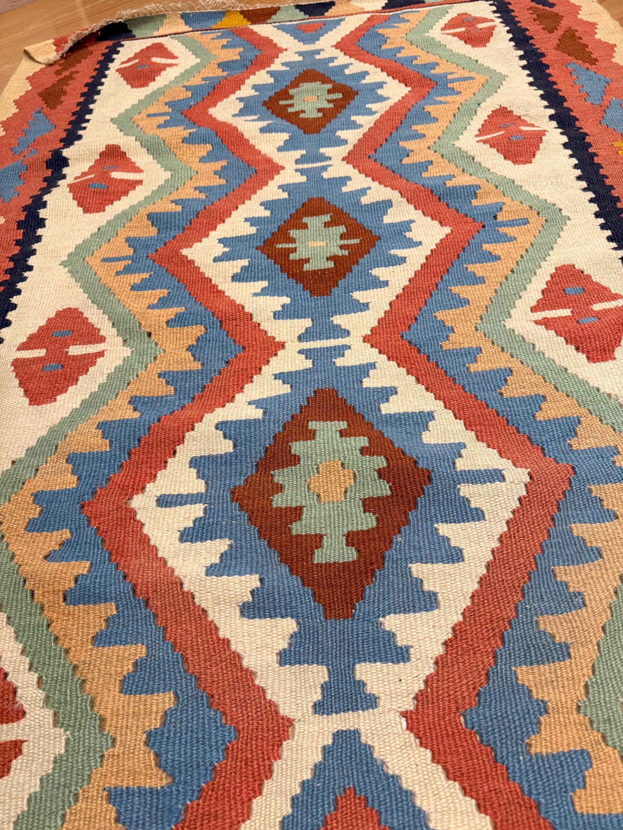 Tapete Kilim Indiano (Geometria Tribal Colorida) 127×105cm