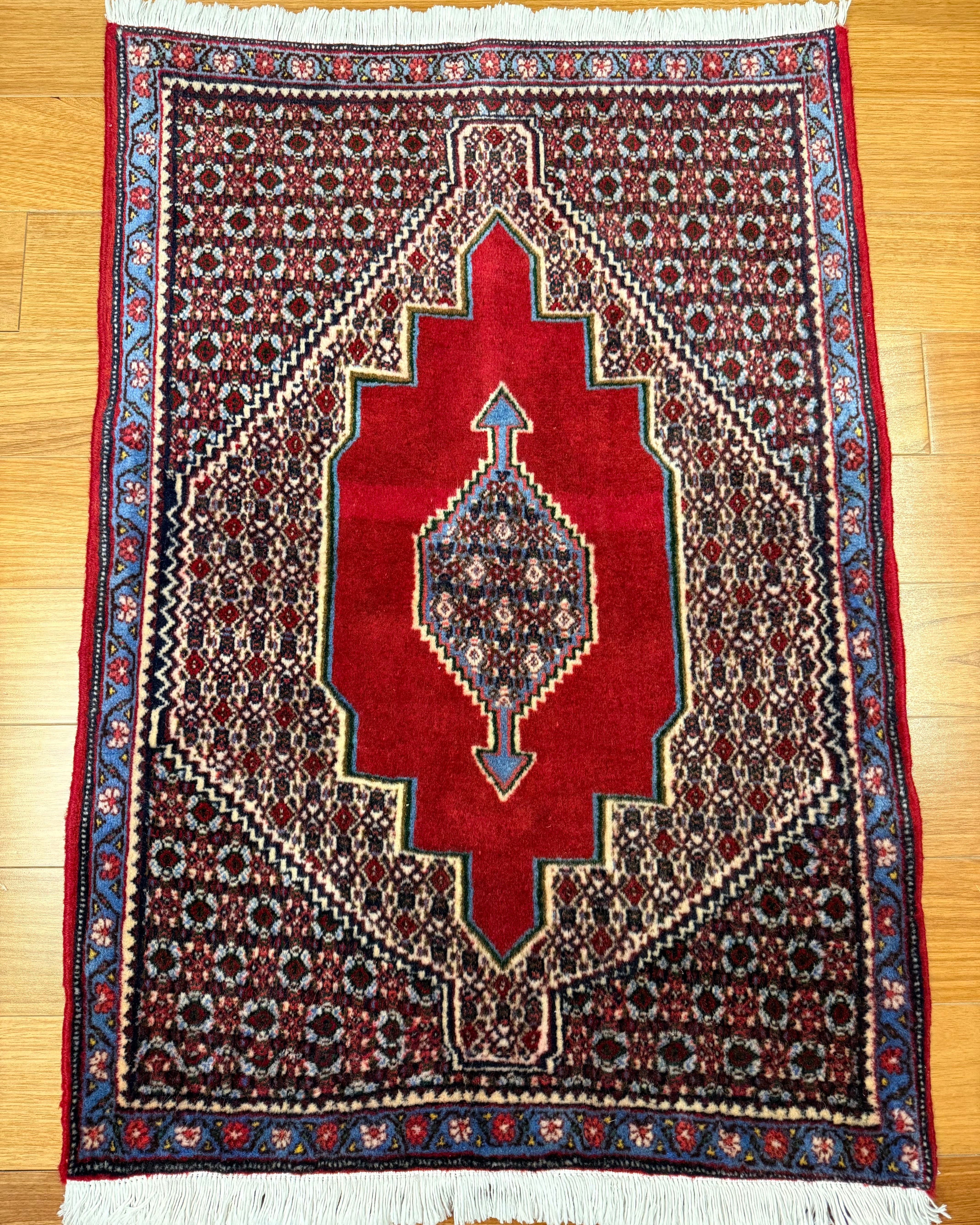 Tapete Persa Senneh - Geometria e Tradição do Curdistão  1,09 x 0,76 cm