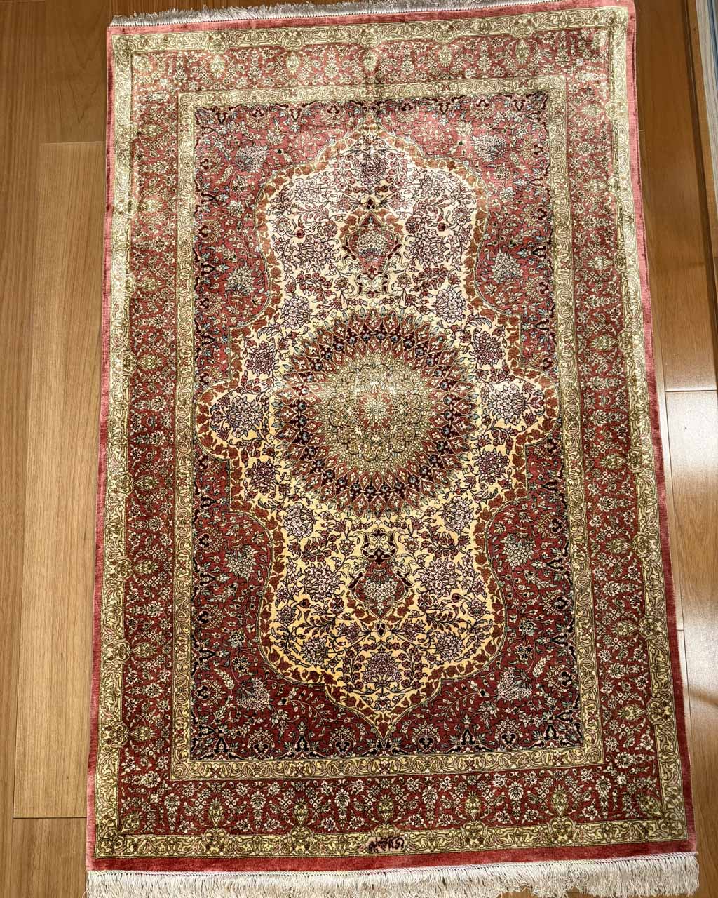Tapete Ghoum Iraniano (Peça Assinada) - 1,54 × 1,00 m
