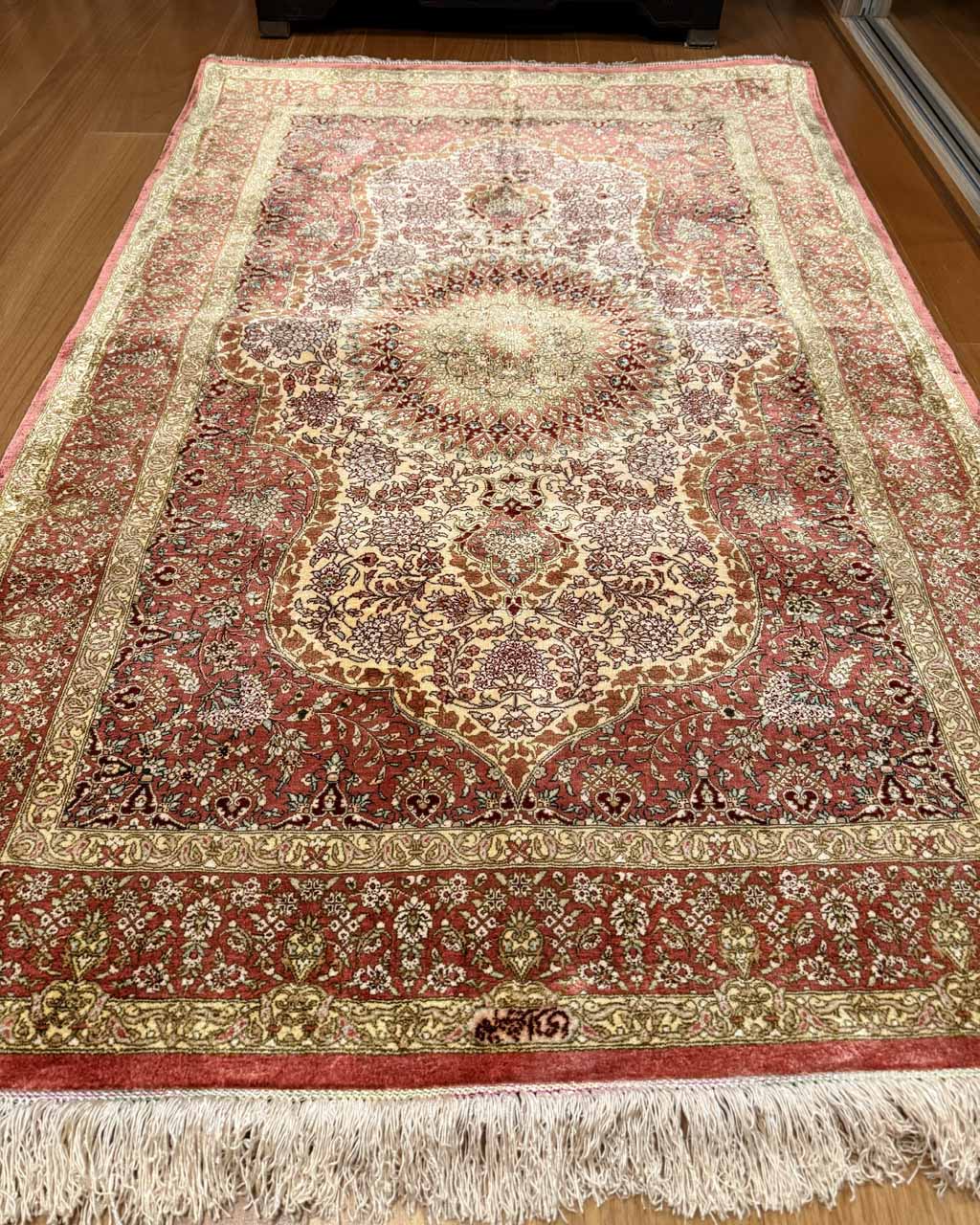 Tapete Ghoum Iraniano (Peça Assinada) - 1,54 × 1,00 m