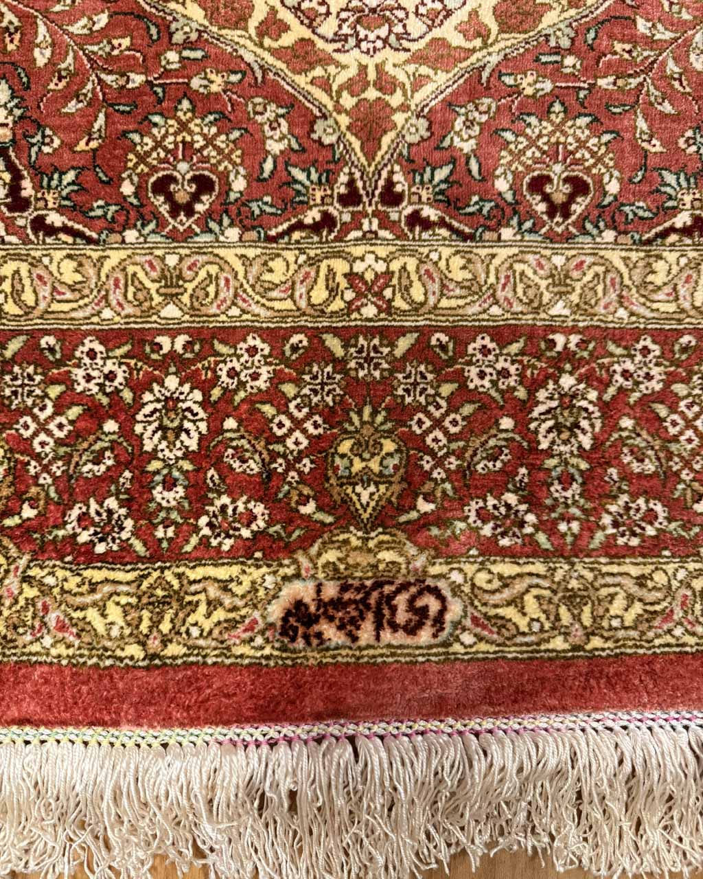 Tapete Ghoum Iraniano (Peça Assinada) - 1,54 × 1,00 m