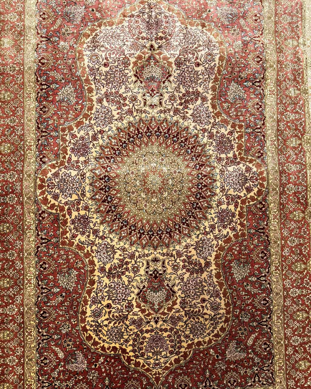 Tapete Ghoum Iraniano (Peça Assinada) - 1,54 × 1,00 m