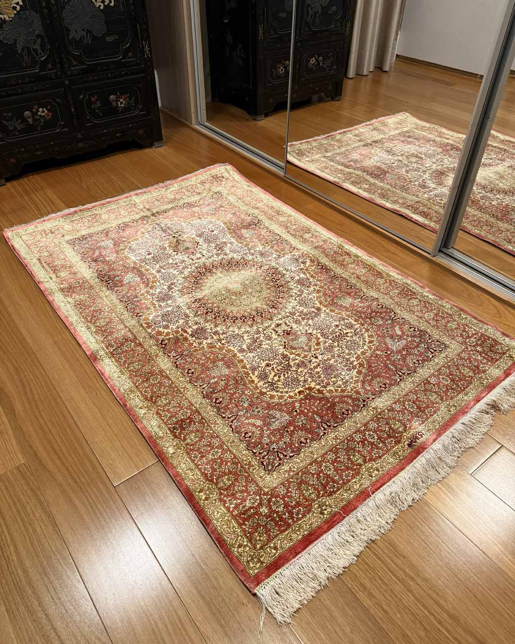 Tapete Ghoum Iraniano (Peça Assinada) - 1,54 × 1,00 m