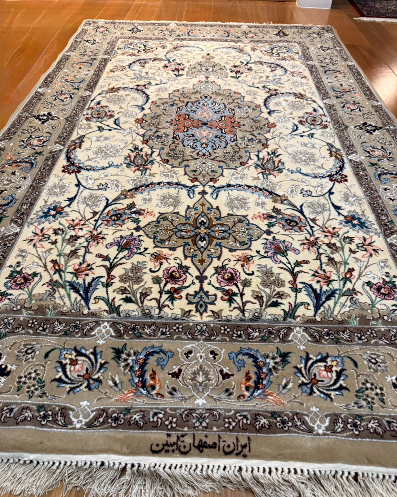 Tapete Persa Isfahan Assinado (Obra de Precisão e Elegância)