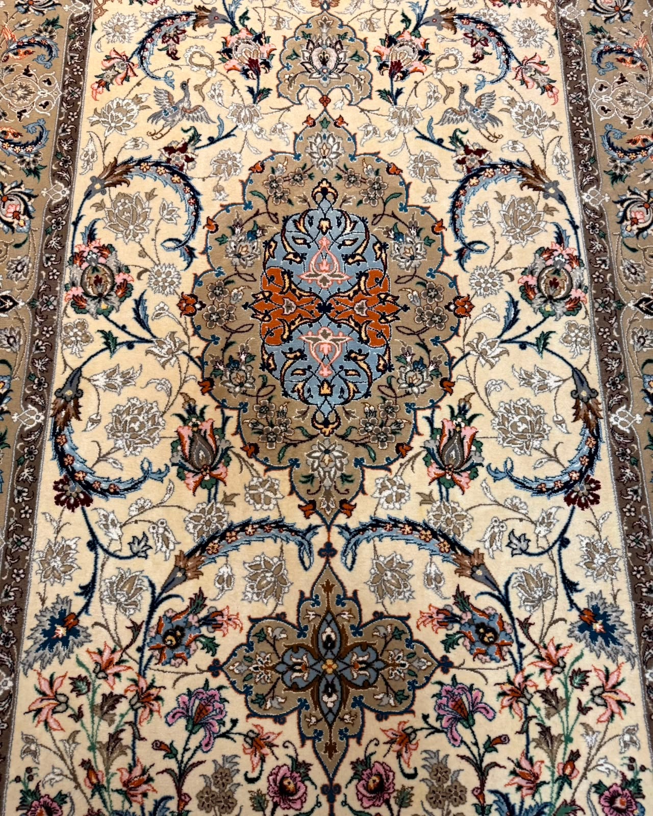 Tapete Persa Isfahan Assinado (Obra de Precisão e Elegância)