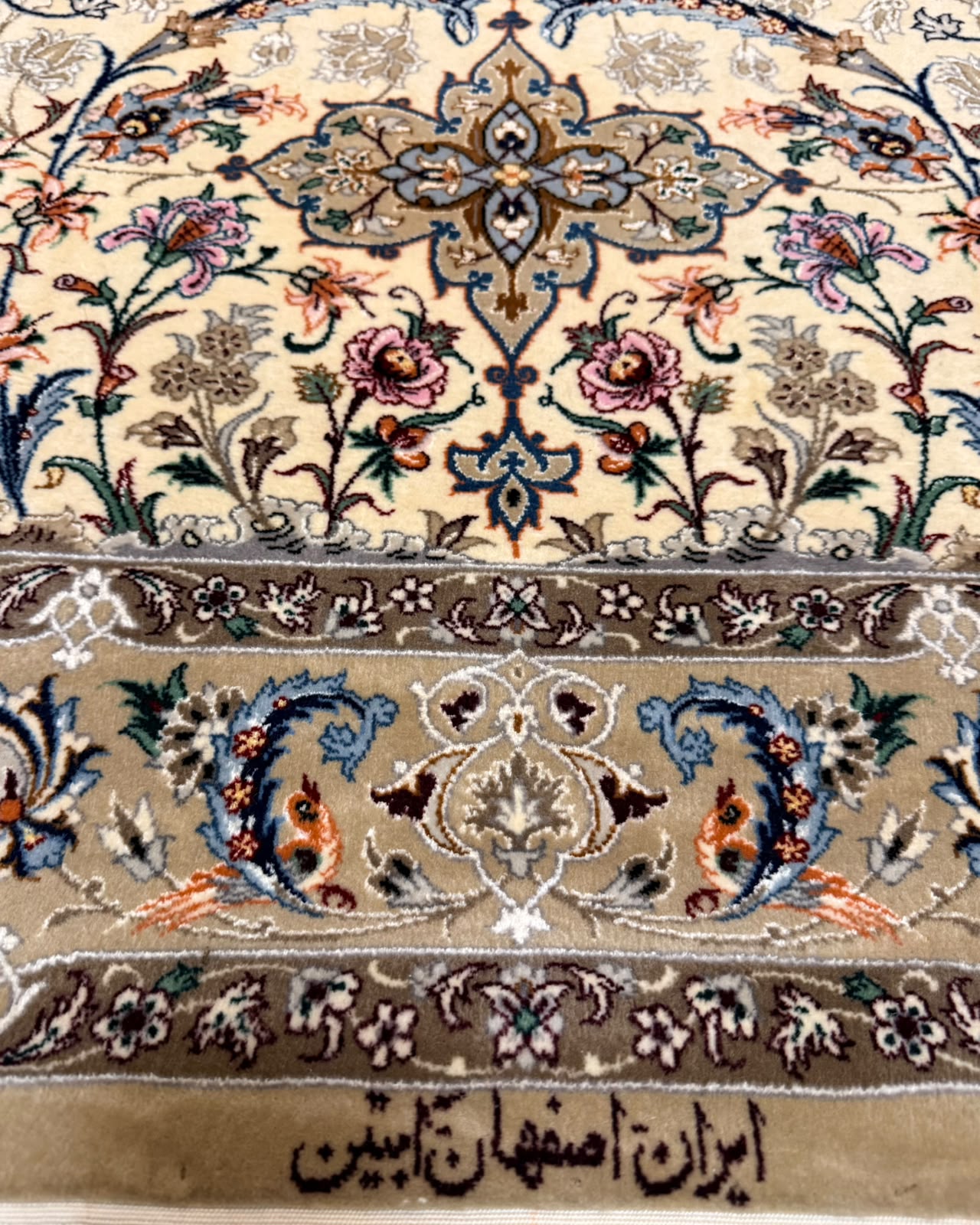 Tapete Persa Isfahan Assinado (Obra de Precisão e Elegância)