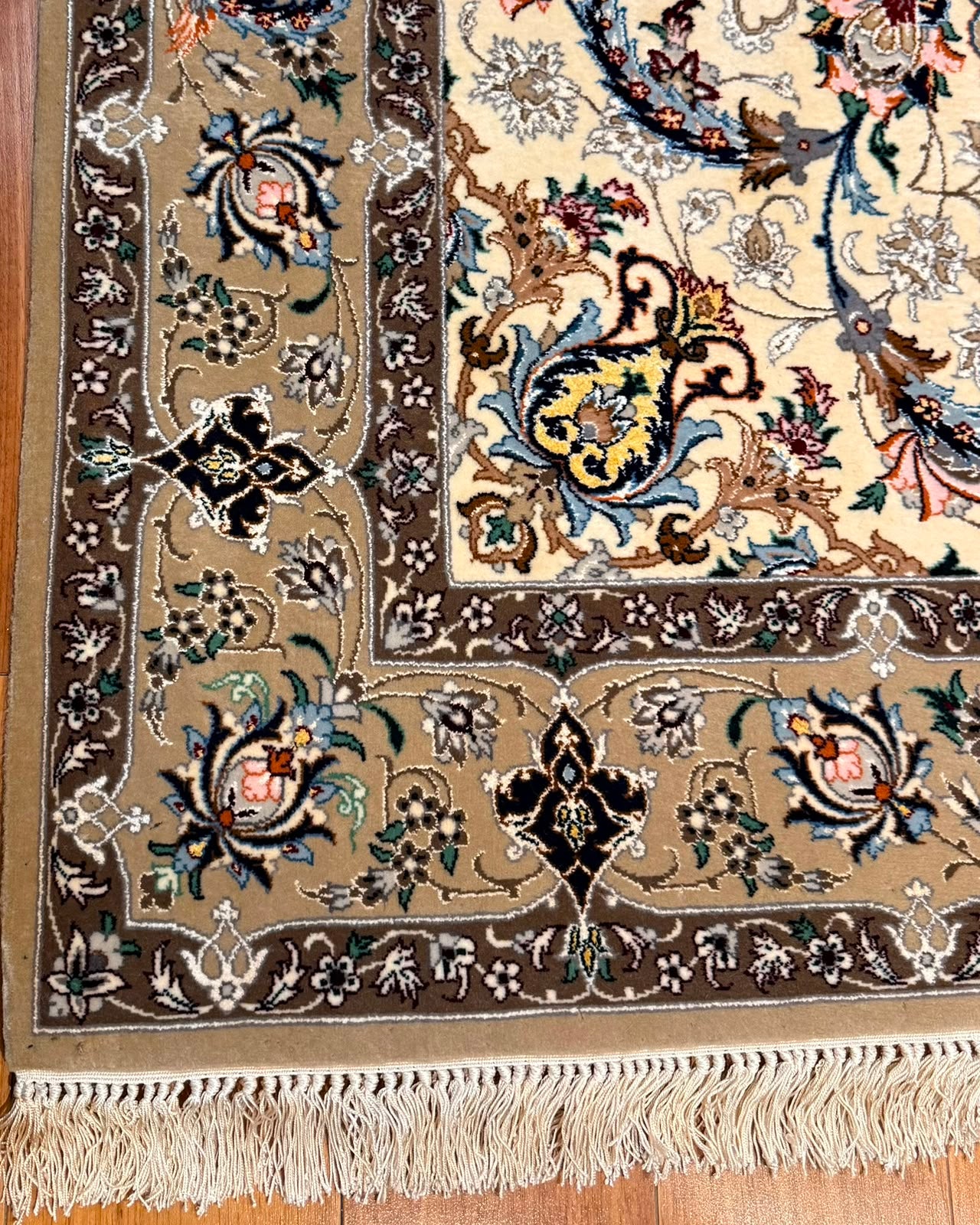 Tapete Persa Isfahan Assinado (Obra de Precisão e Elegância)
