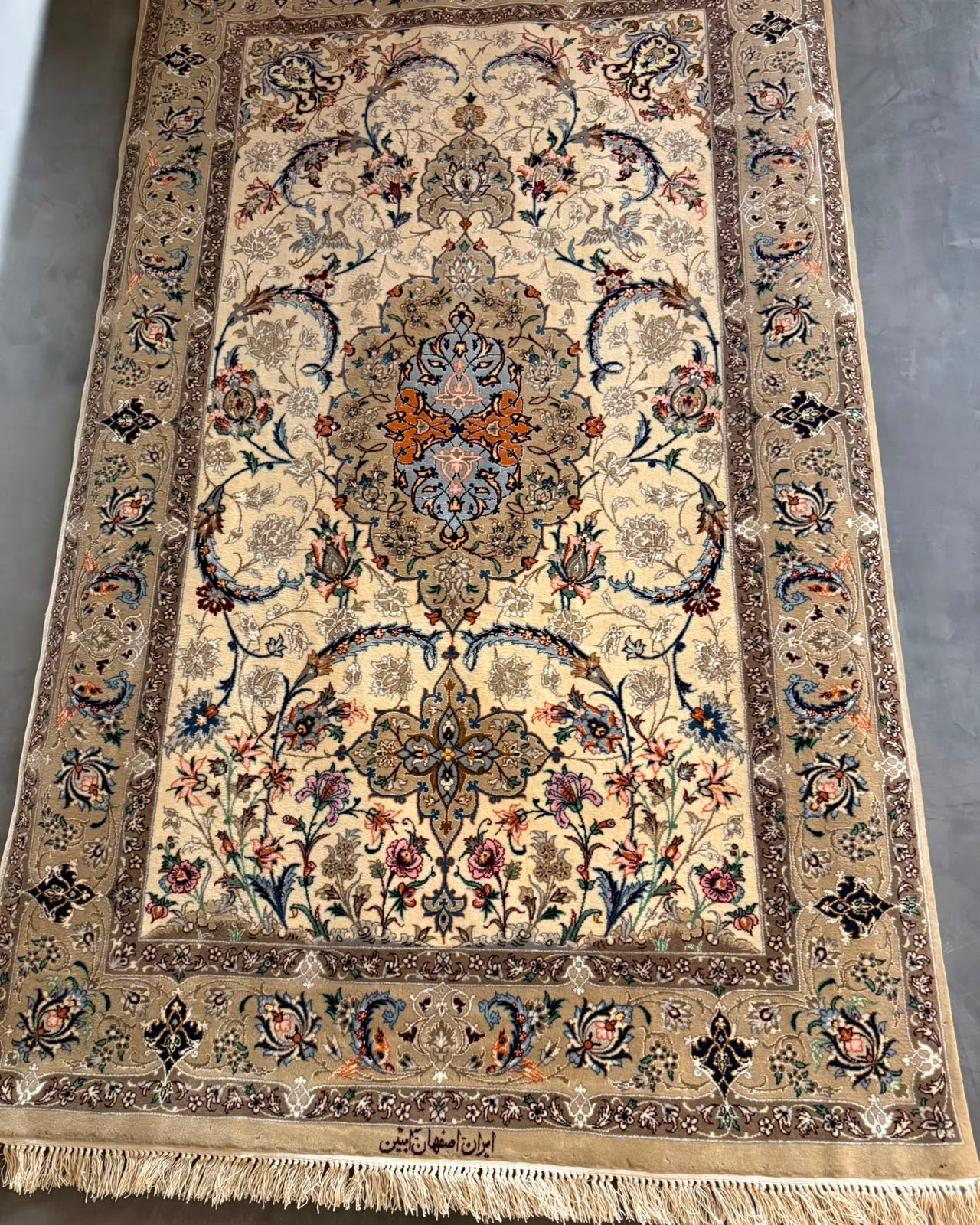 Tapete Persa Isfahan Assinado (Obra de Precisão e Elegância)