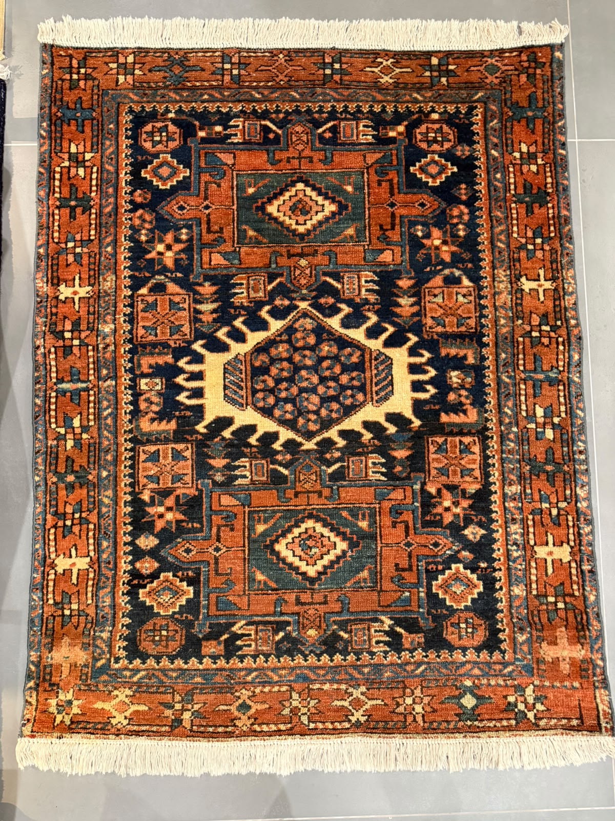Tapete Persa Maradjah (Tradição Tribal e Força Estética) - 1,30 x 1,04 m