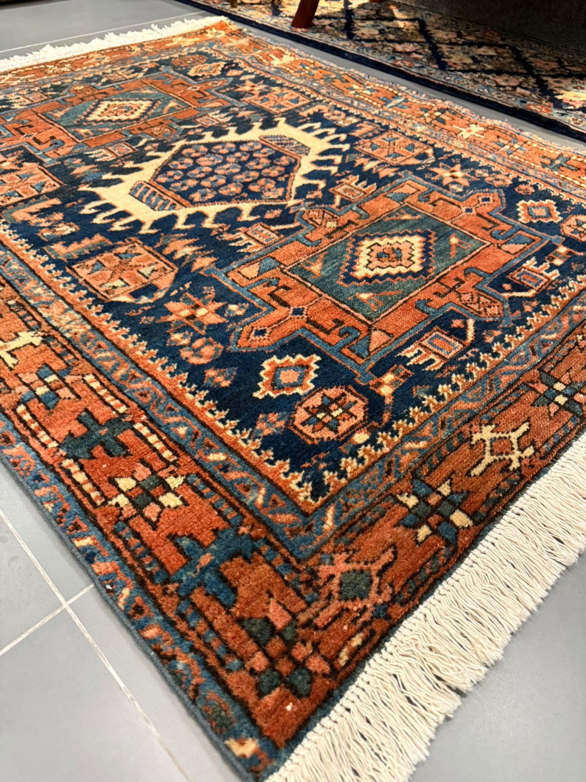 Tapete Persa Maradjah (Tradição Tribal e Força Estética) - 1,30 x 1,04 m