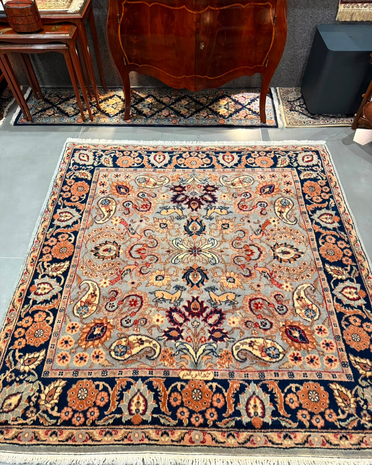 Tapete Persa Tabriz Assinado (Raridade com Simbologia Animal) - 1,73 x 1,70 m